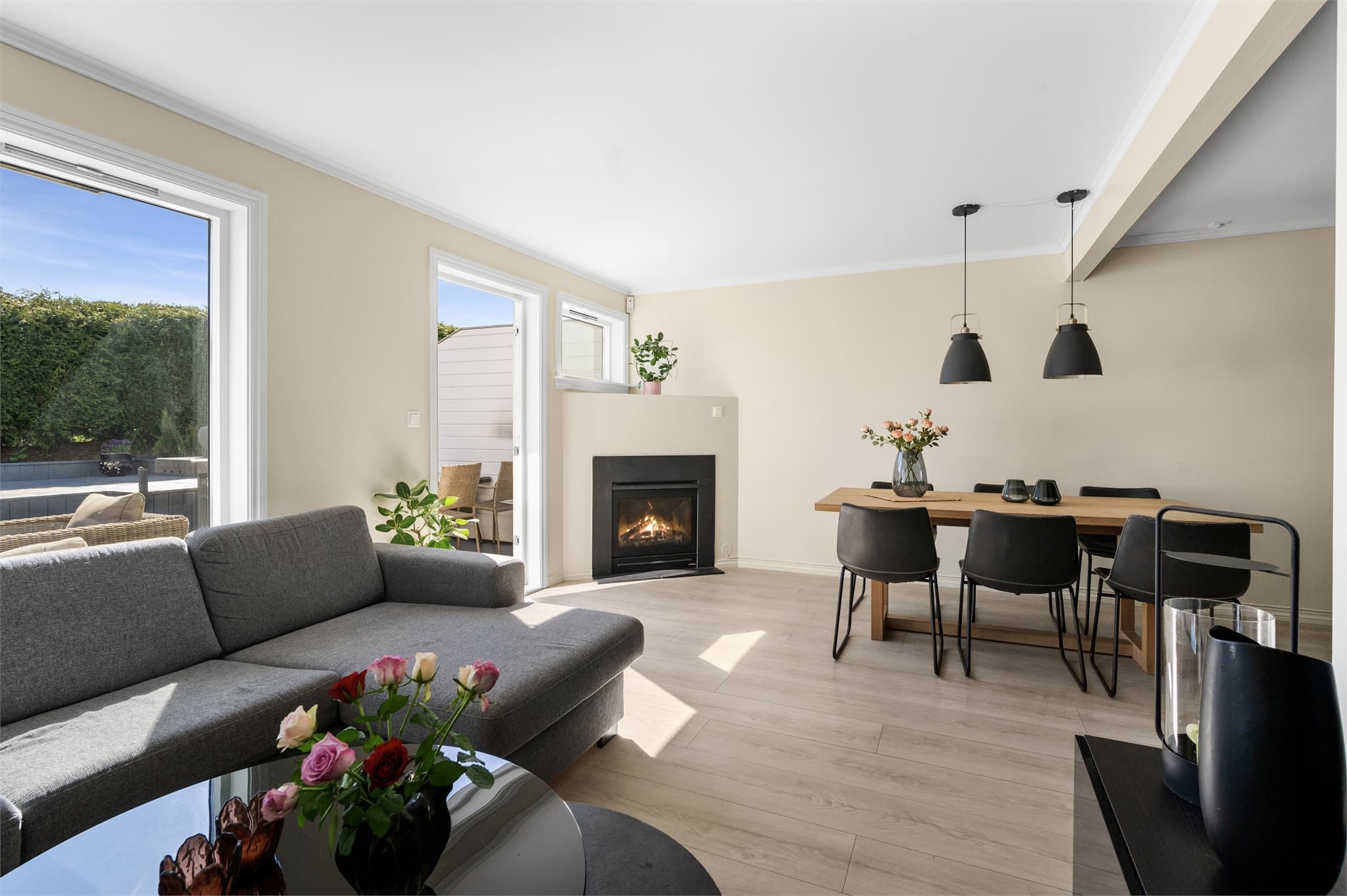 Fra stueen har du direkte utgang til stor terrasse. Legg merke til den koselige gasspeisen.