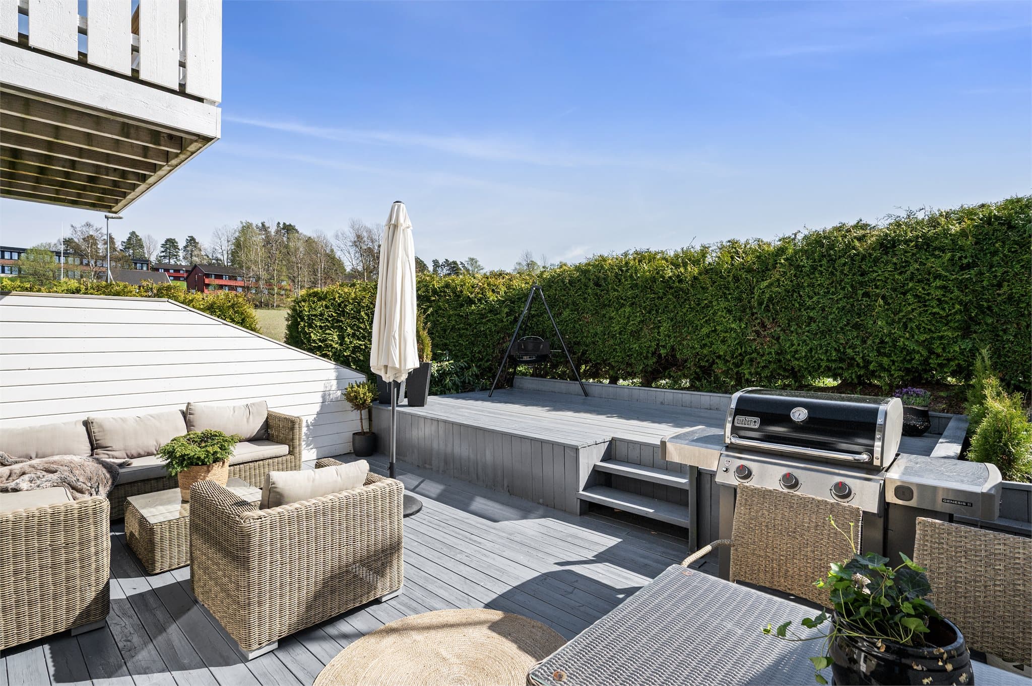 Terrassen har en usjenert beliggenhet. Her kan man nyte solen i fred og ro hele dagen.