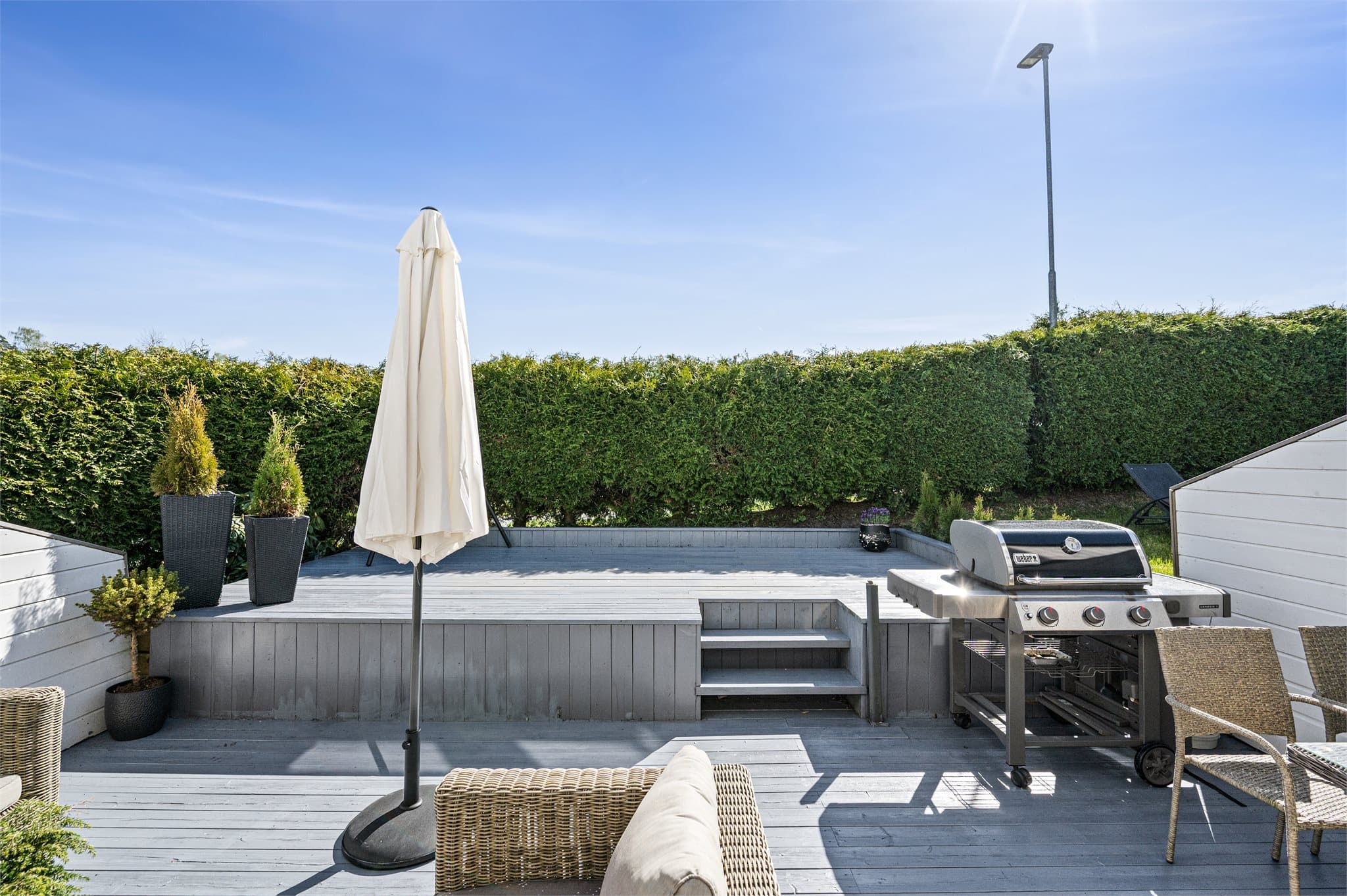 Uteområdet er som skapt for lange sommerdager - med plass til både spisebord og lounge.