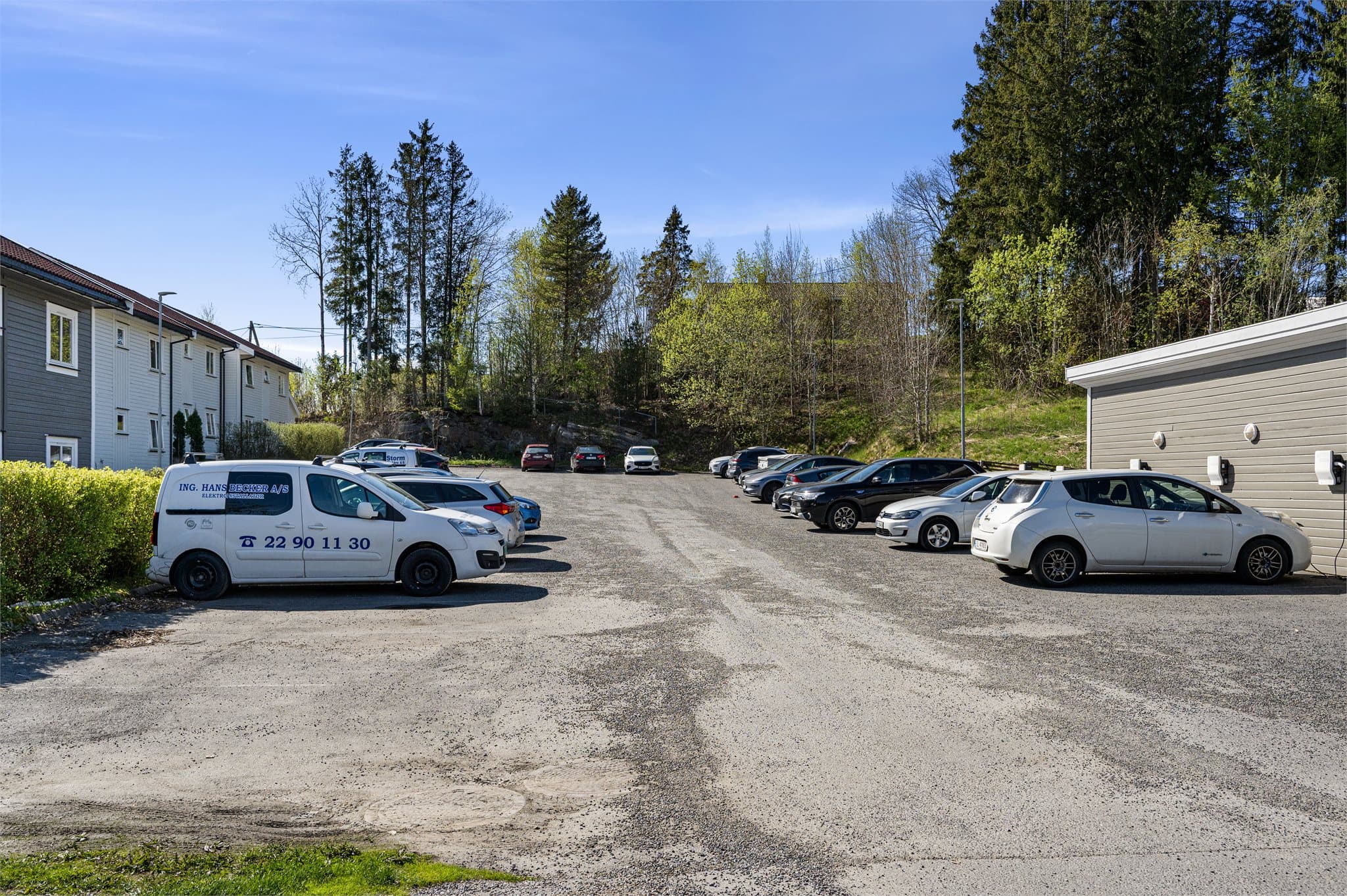 Boligen har en tilhørende parkeringsplass med elbil lader hvor sameiet deler ut ladekort for bruk av lader.