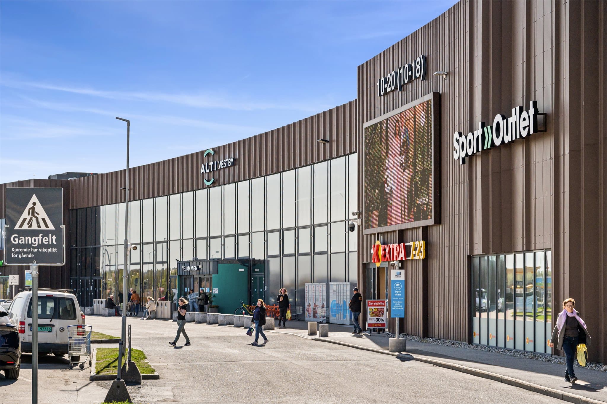 Fra boligen er det kun noen minutters kjøring til Oslo Fashion Outlet bestående av en handlegate med over 55 merkevarebutikker.
