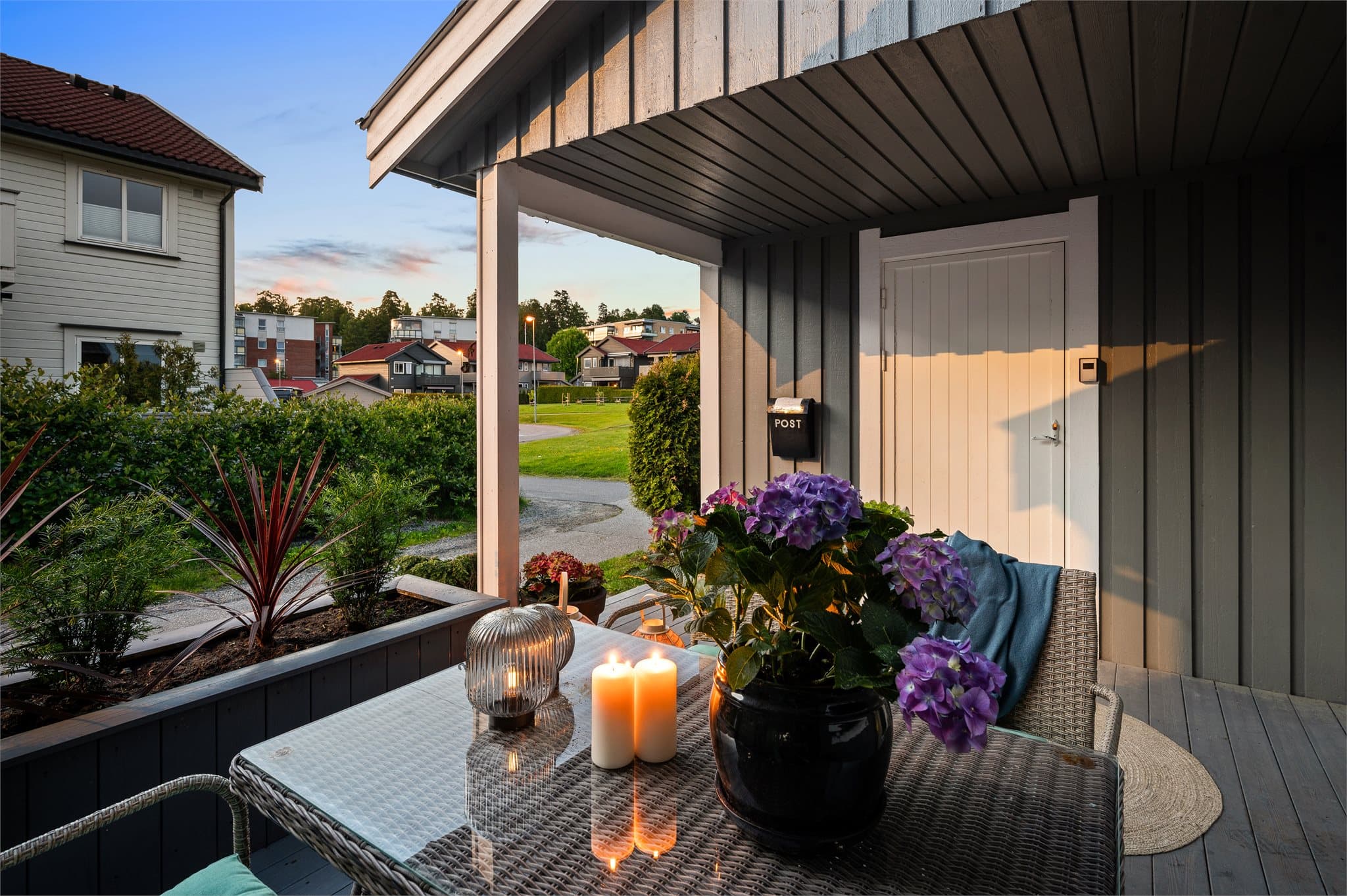 Her bor du i enden av rekken i et hyggelig nabolag.