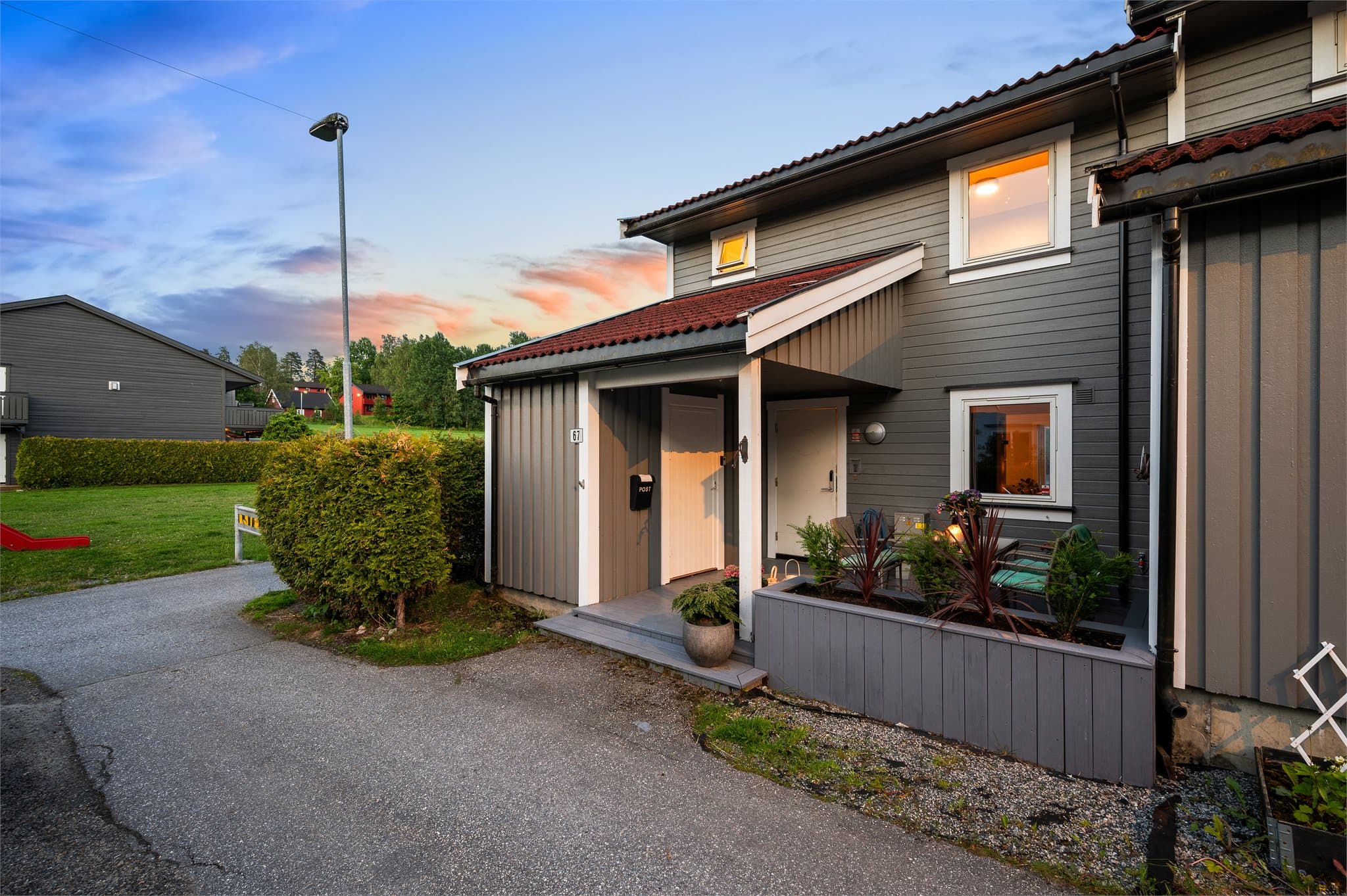 Boligen har et flott inngangsparti.