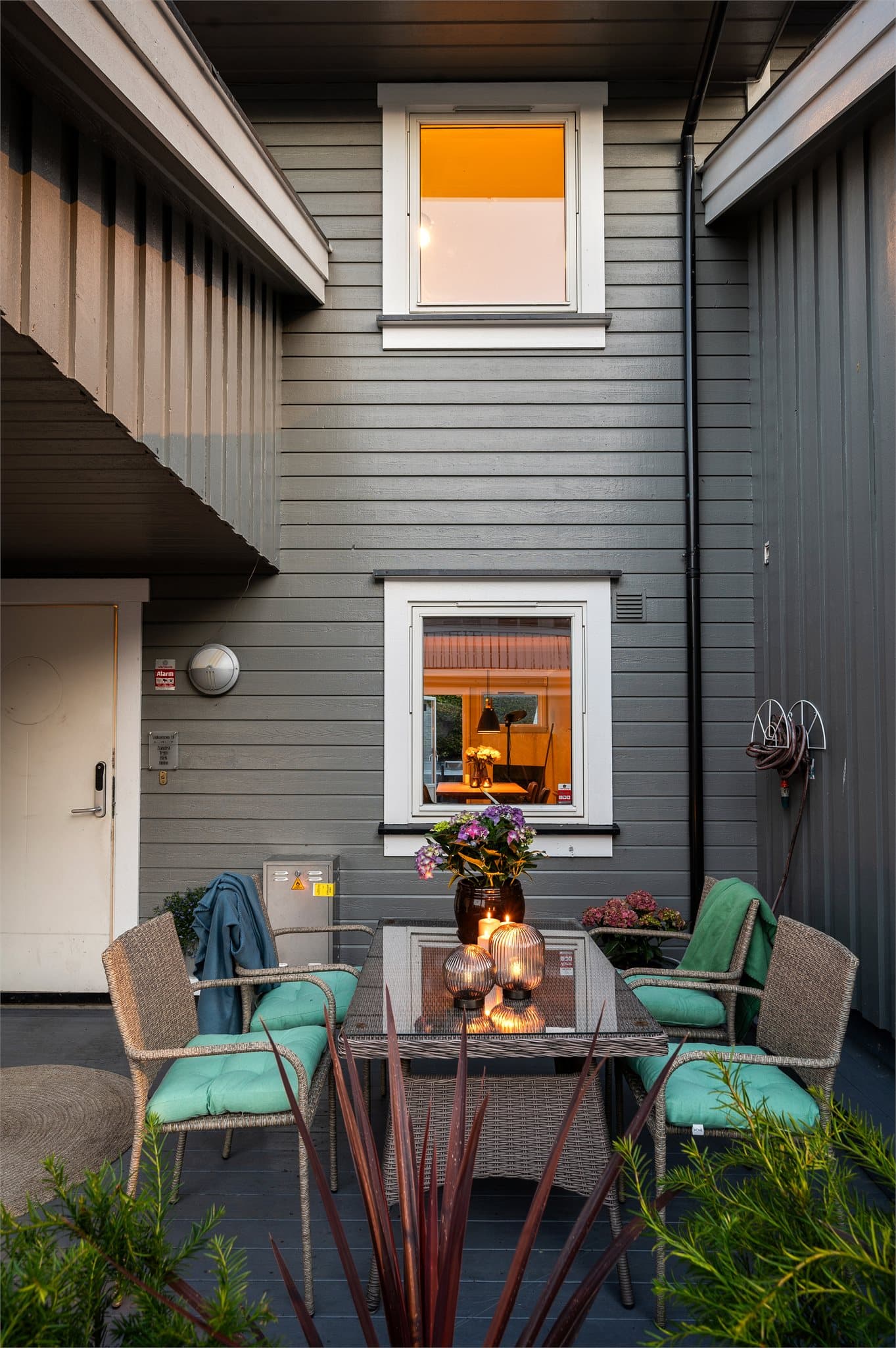 Også ved inngangspartiet har du god plass til en hyggelig sitteplass.