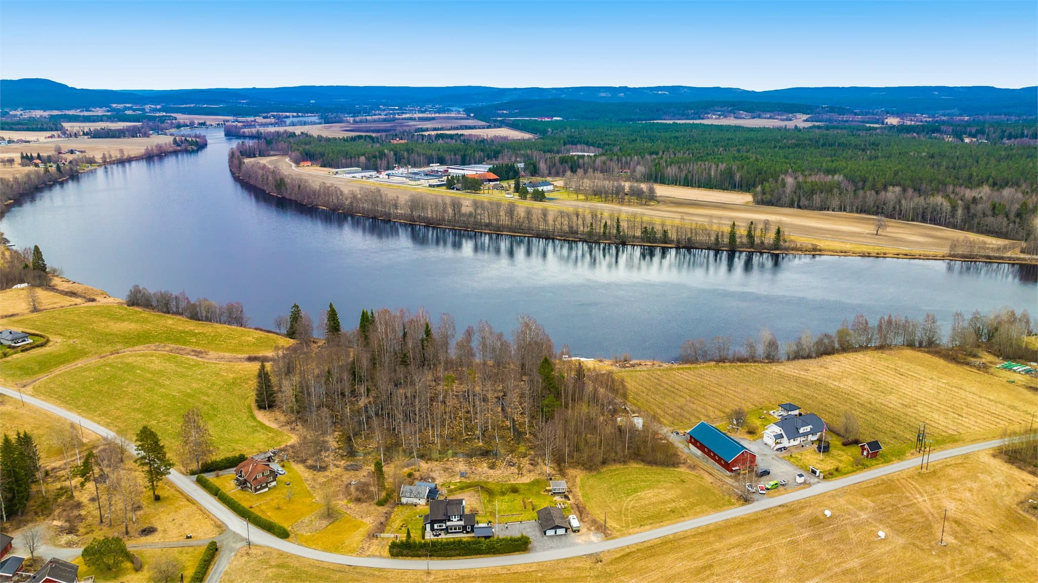 Eiendommen strekker seg ned til Glomma.
