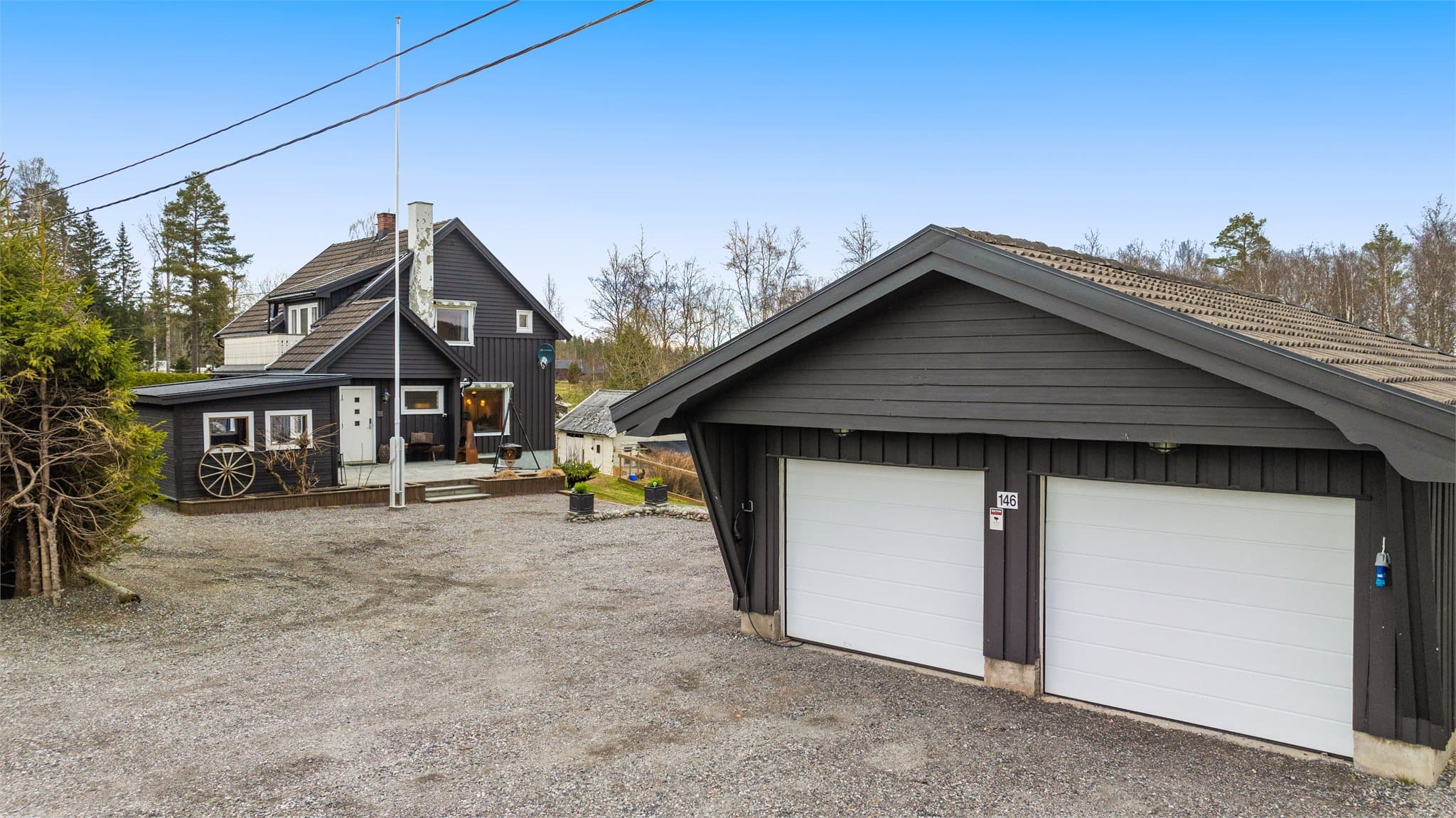 Parkering gjøres på egen tomt og i garasje. Det er montert elbil-lader på garasjevegg.