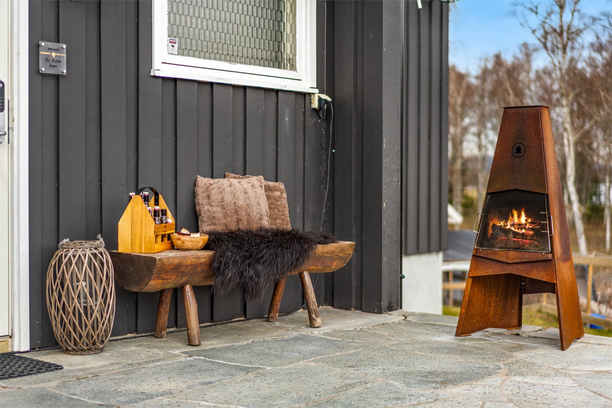 Boligen har et hyggelig inngangsparti.