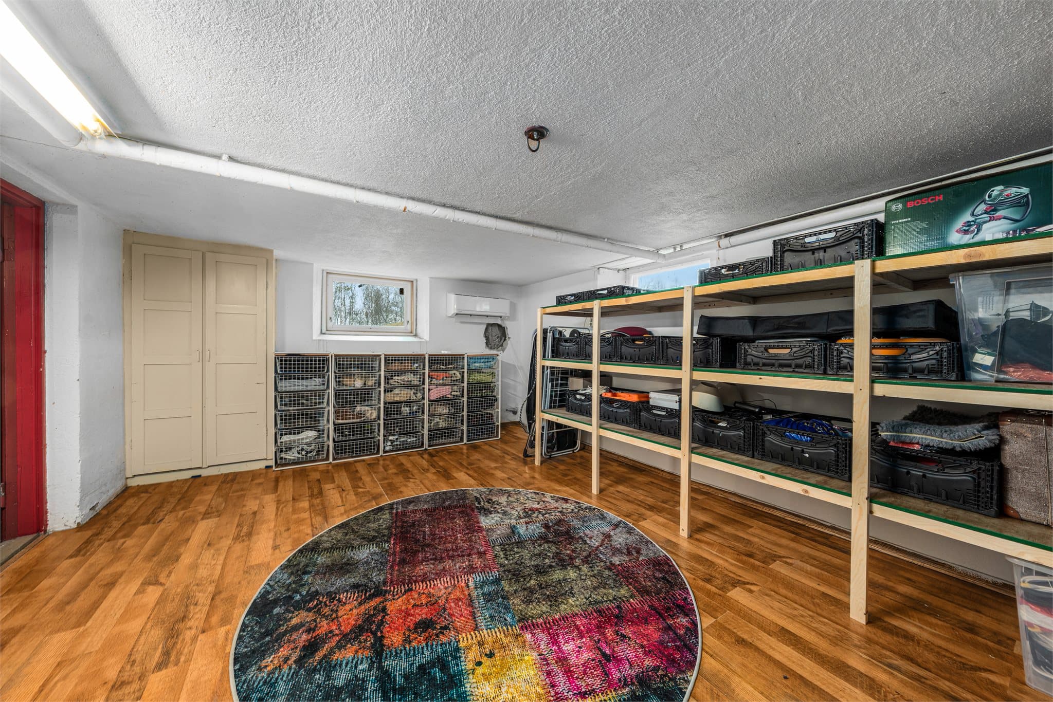 Kjelleretasjen har flere rom med potensiale.