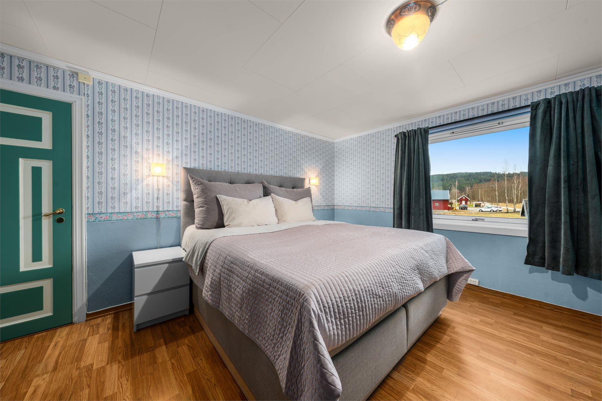 Boligen har to soverom av god størrelse. Fra hovedsoverommet har man adkomst til bod/walk-in closet.