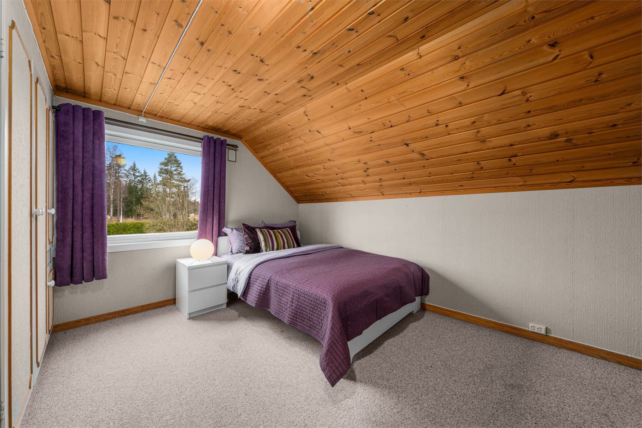 Soverom 2 med plassbygde garderobeskap.