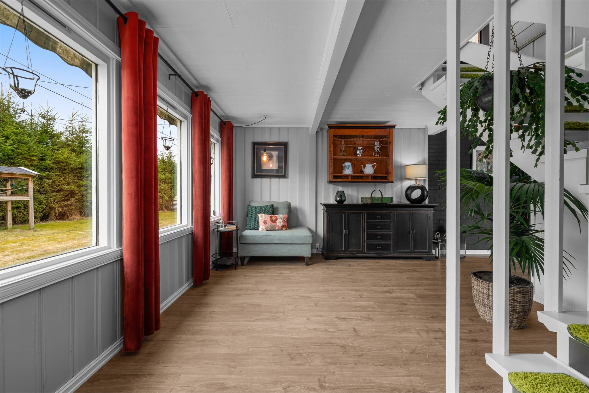 Rommet har flere vindusflater for rikelig med naturlig lysinnslipp.