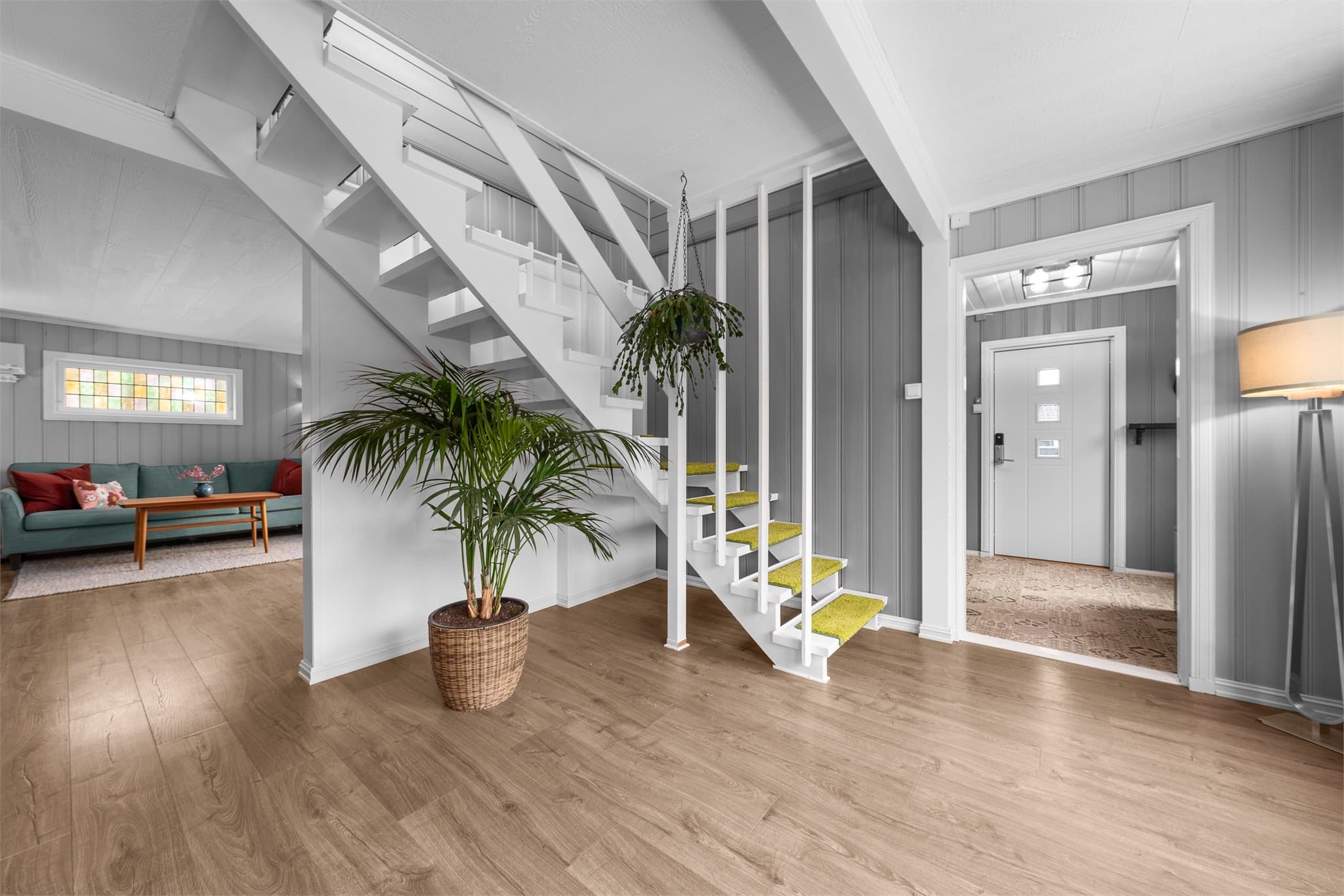 Boligens stue er av god størrelse og byr på flere møbleringsmuligheter.