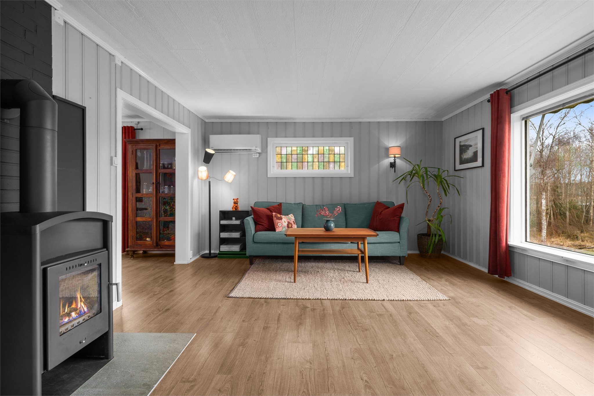 Her er det god plass til en større sofagruppe og tilhørende mediemøblement.