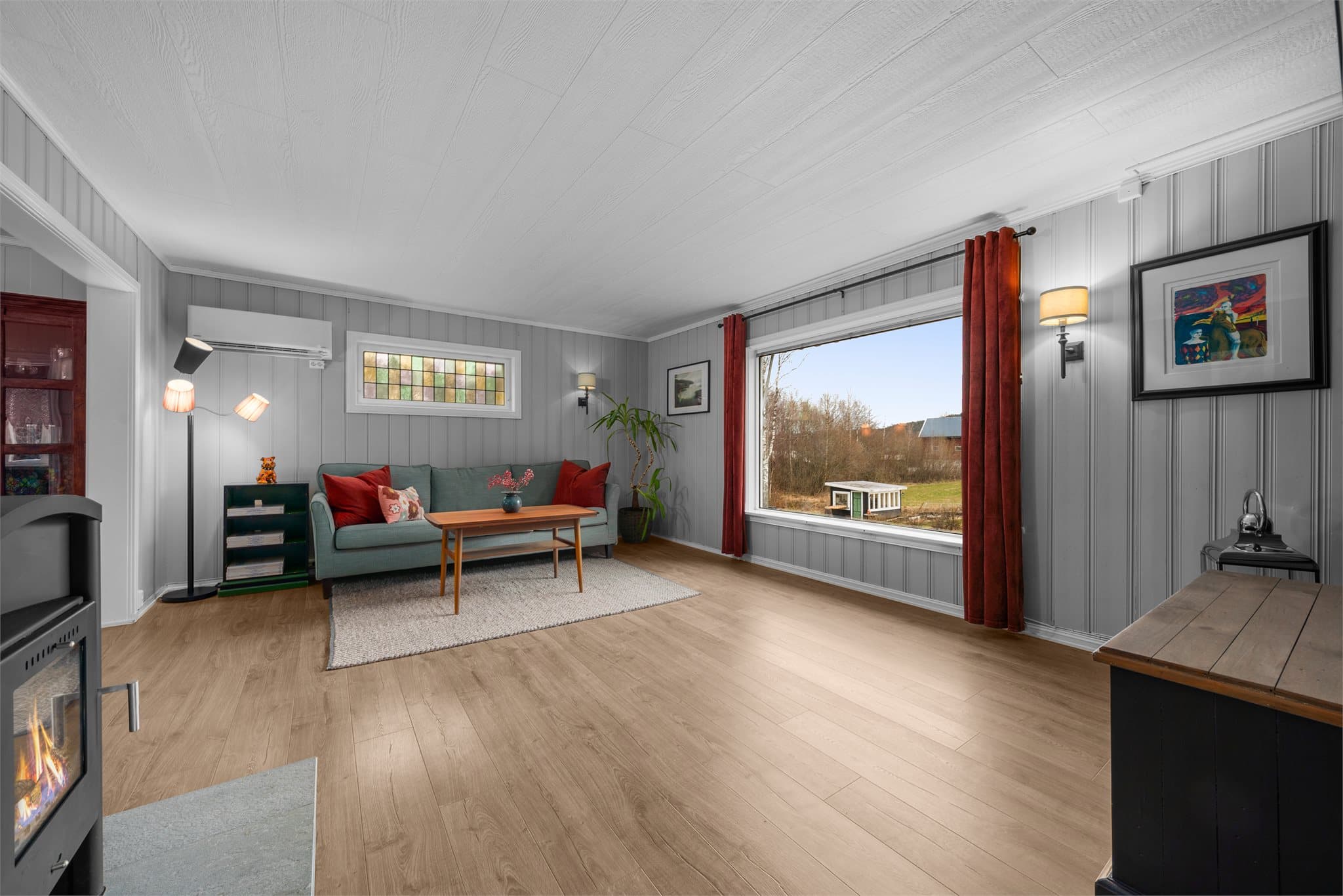 Fra stuen har man landlig utsyn.