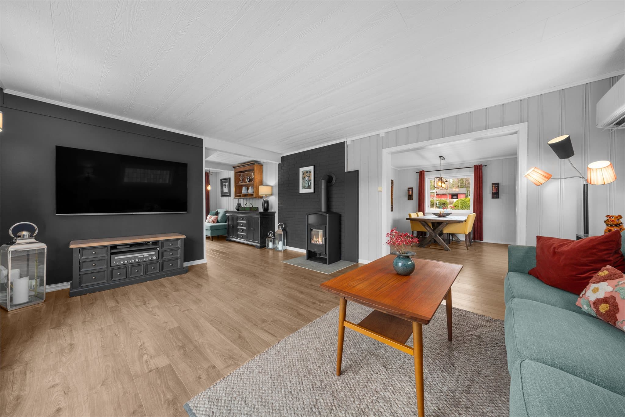 Det er satt inn vedovn i stue og spisestue samt at det er varmepumpe i stuen.