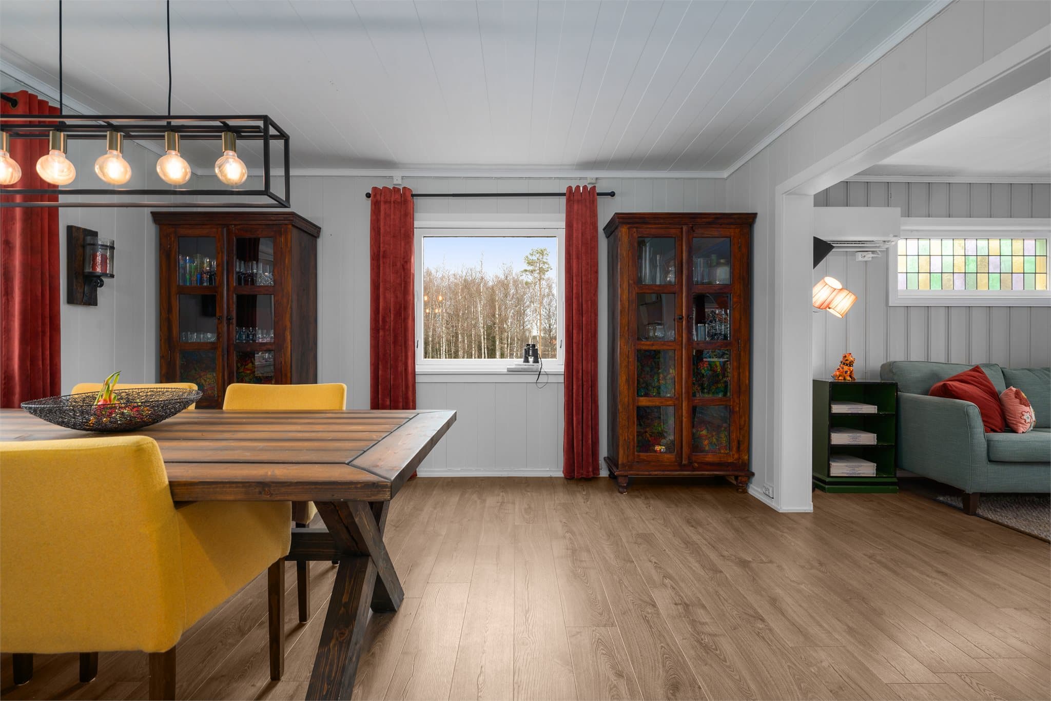 Det er lagt laminat på gulv og veggene er malt i tidsriktig nyanse.