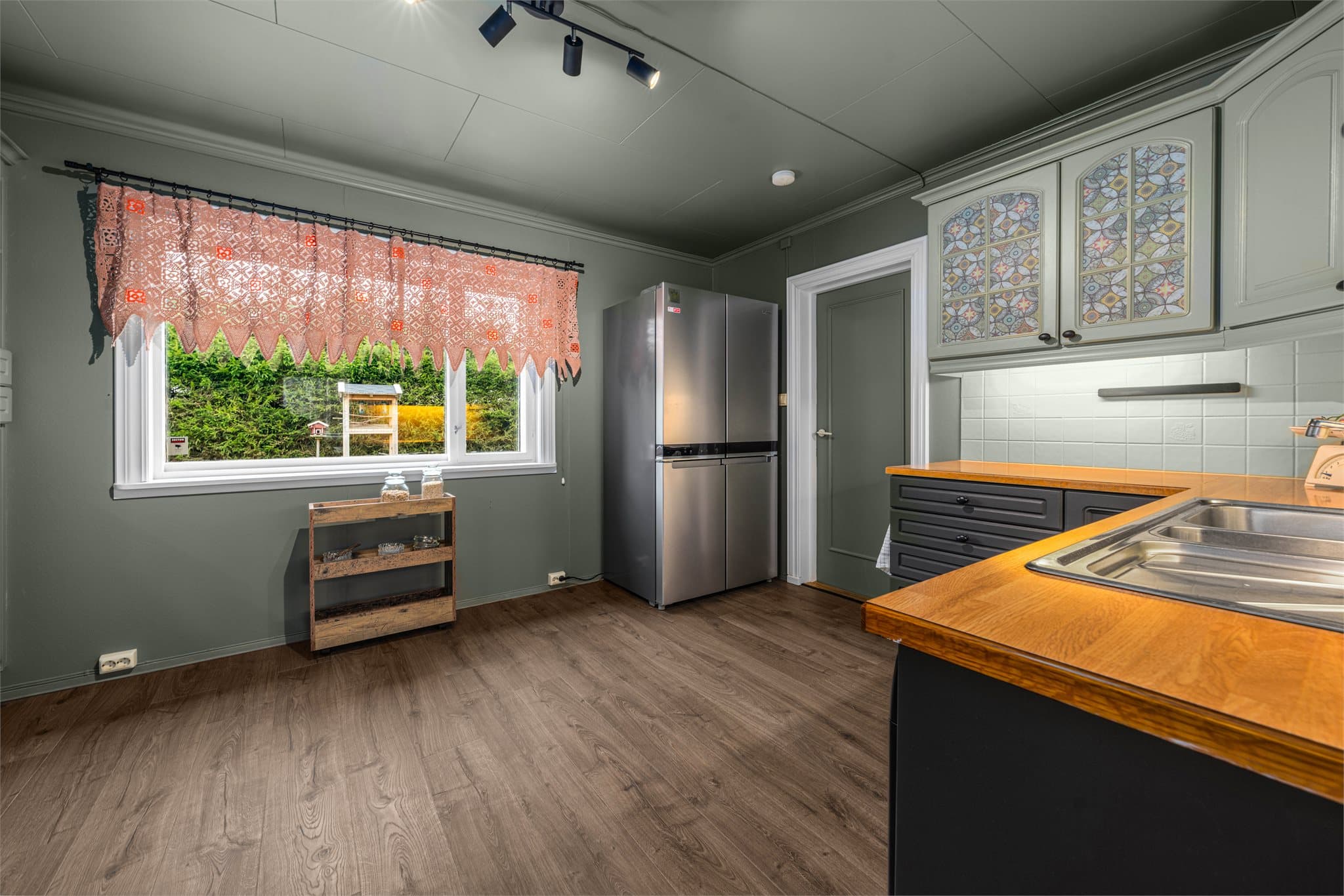 Fra kjøkkenet har man adkomst til eget vindfang og matbod.