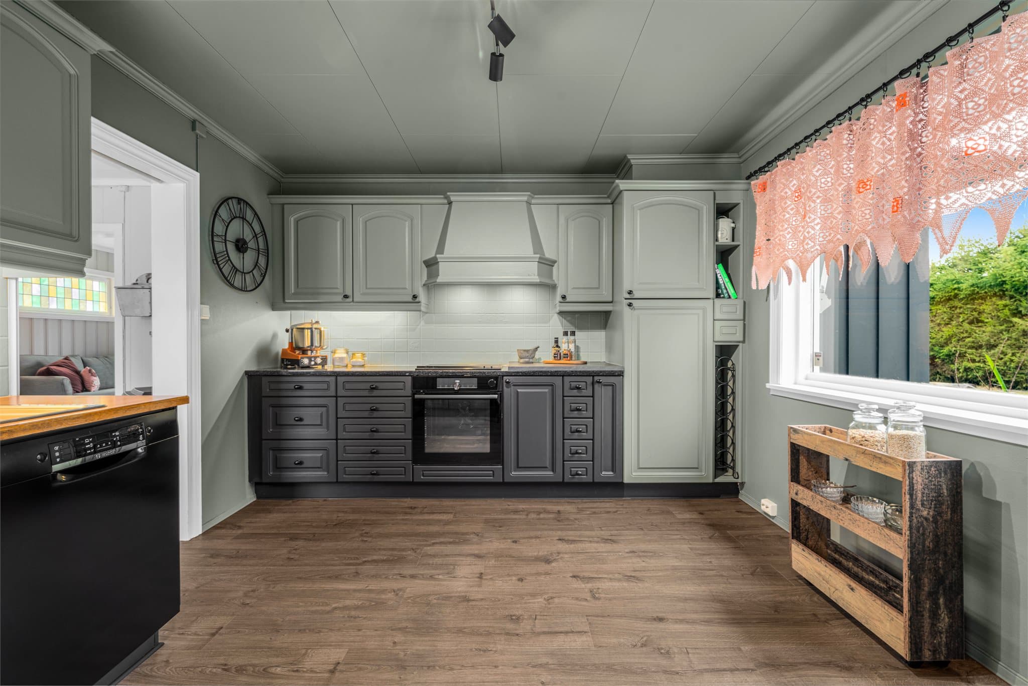 Kjøkken i eget rom med plass til spisebord.