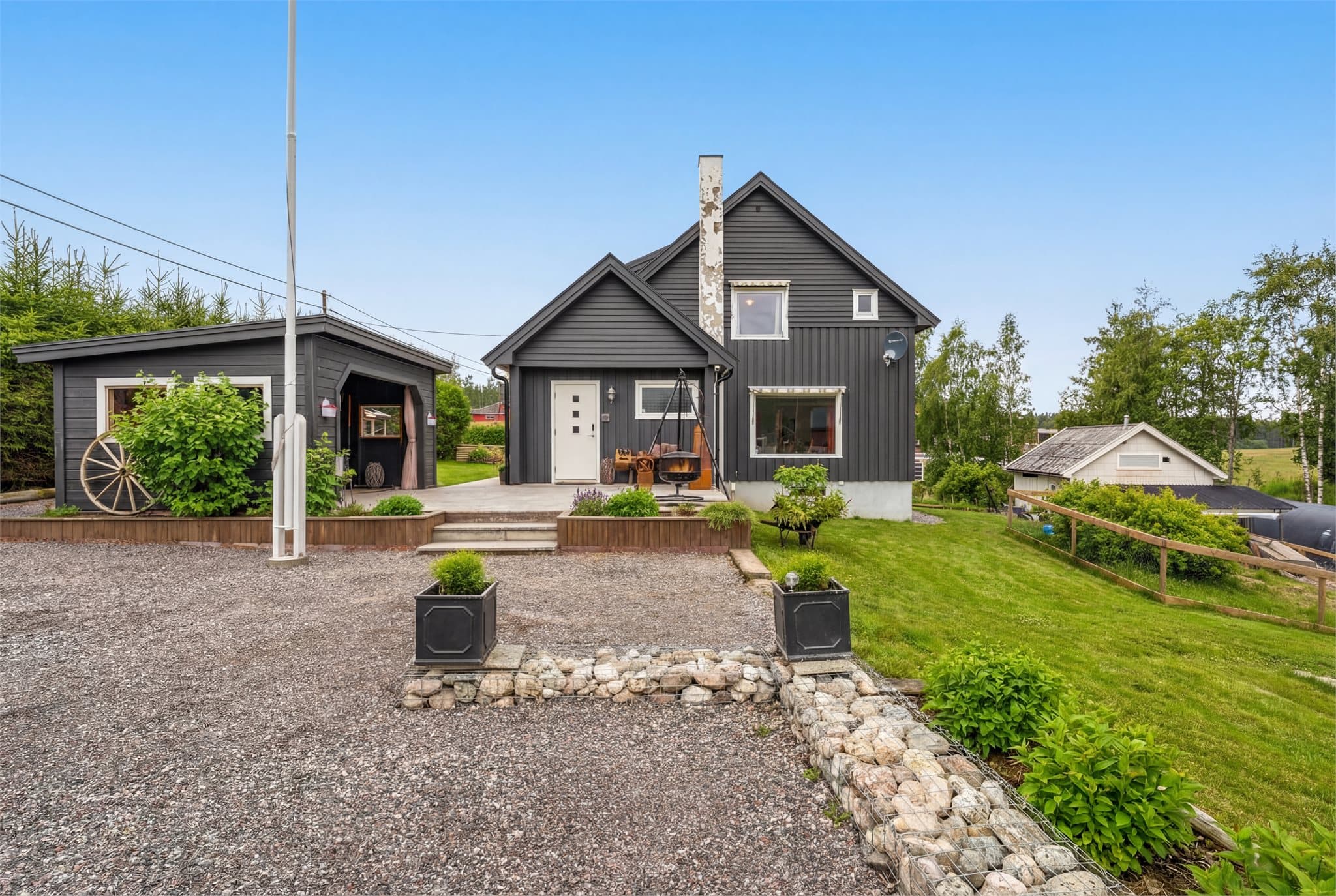 Sjarmerende eiendom på Oppaker med romslig tomt.