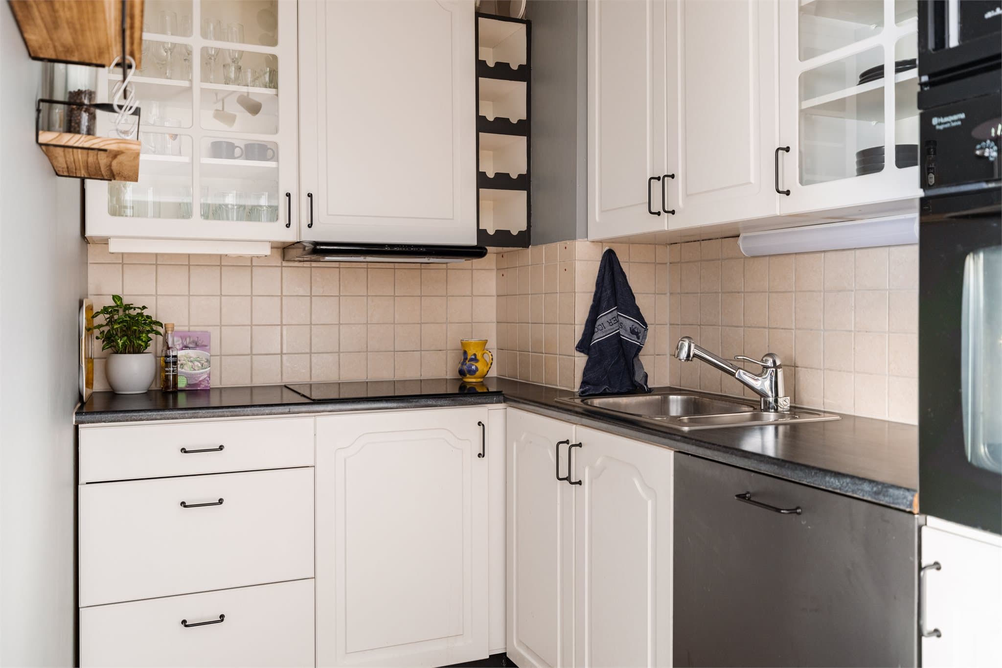 Kjøkkenet har profilerte fronter og integrerte hvitevarer, inkludert en ny induksjonstopp fra 2023.