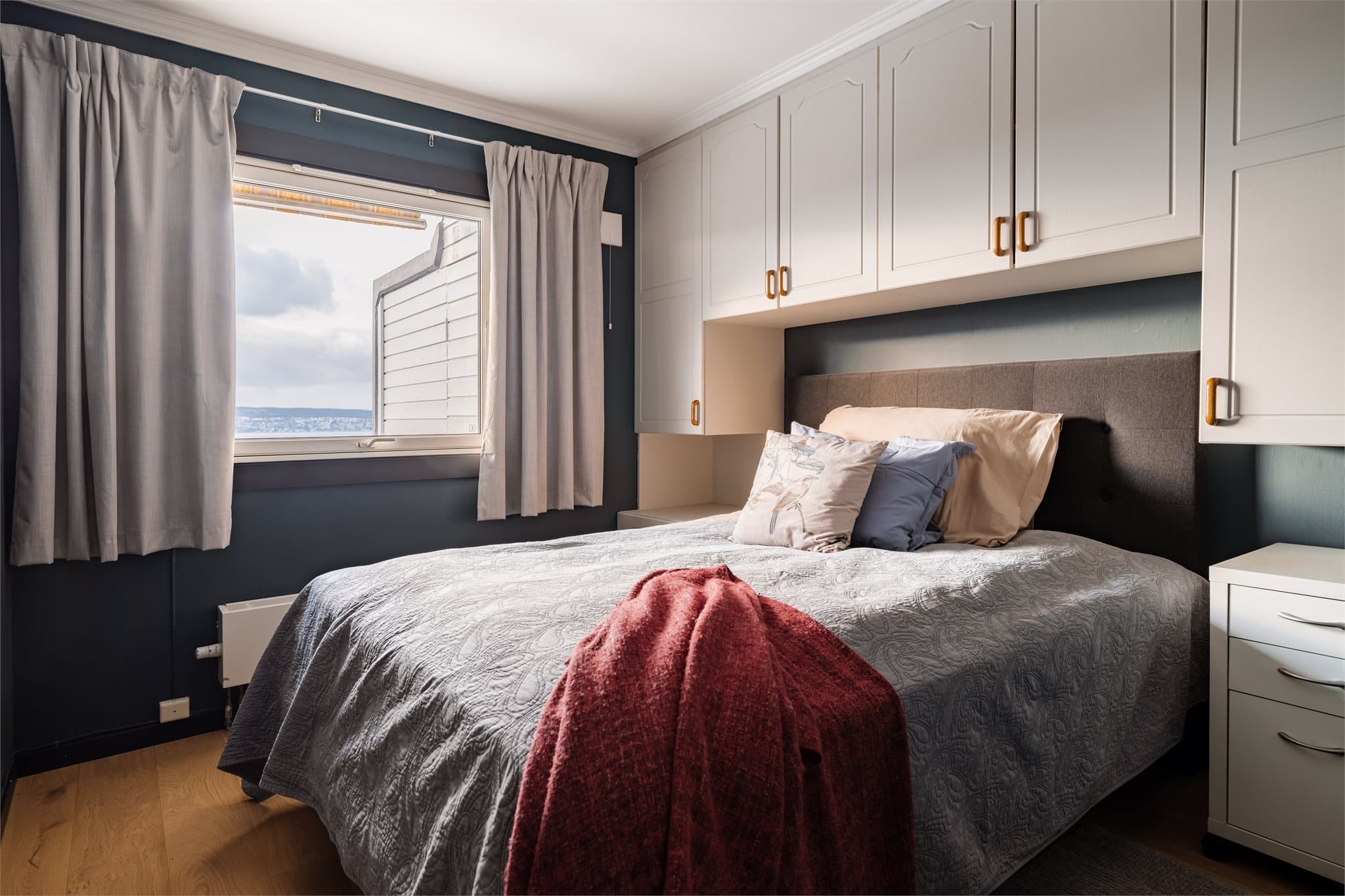 Soverommet har en plassbygget skapløsning som gir rikelig med oppbevaringsplass.