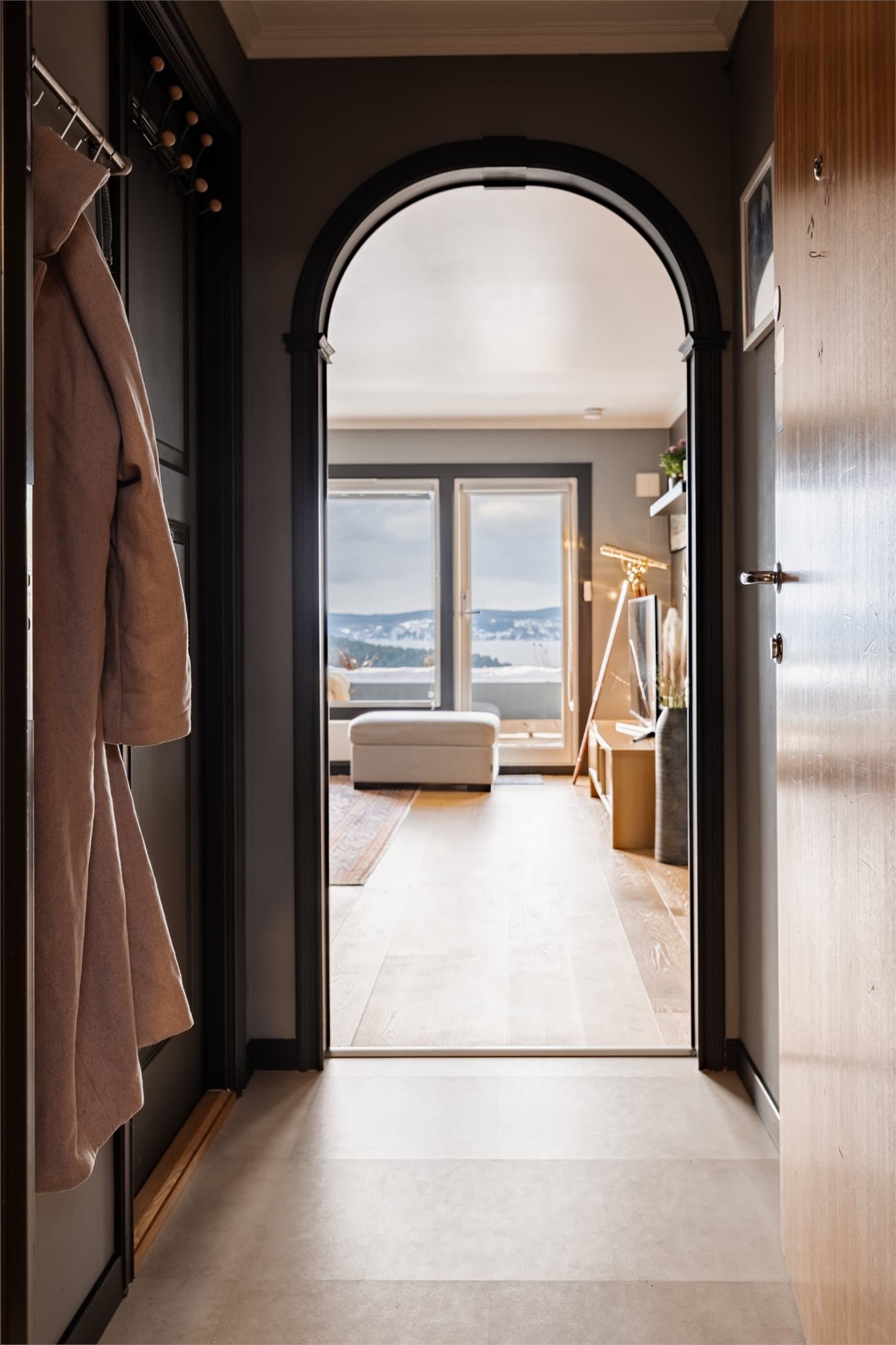 Fra entreen åpner leiligheten seg opp mot stuen og den flotte utsikten.