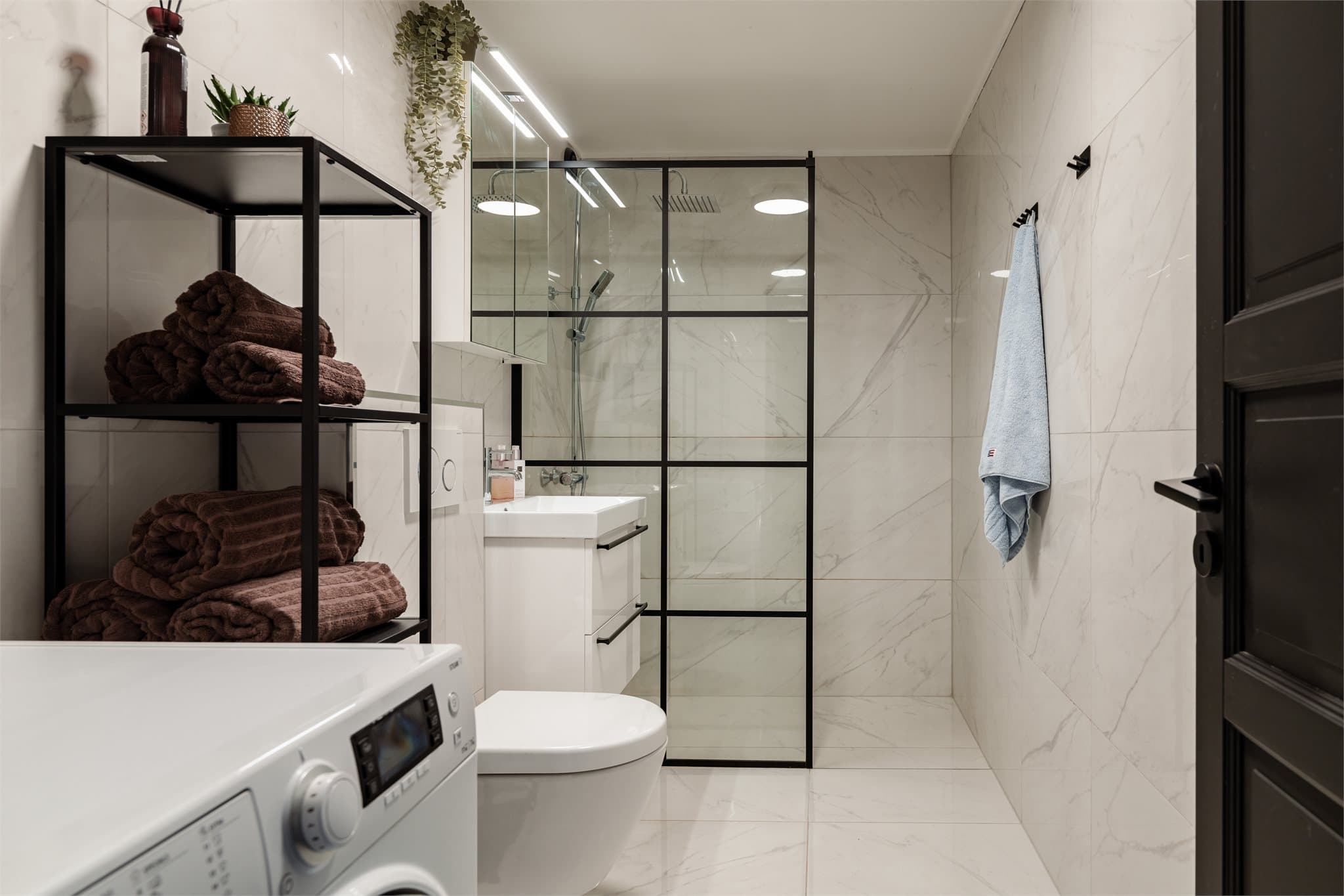 Badet ble renovert i 2021, med store 60x60 cm fliser og varme i gulvet.