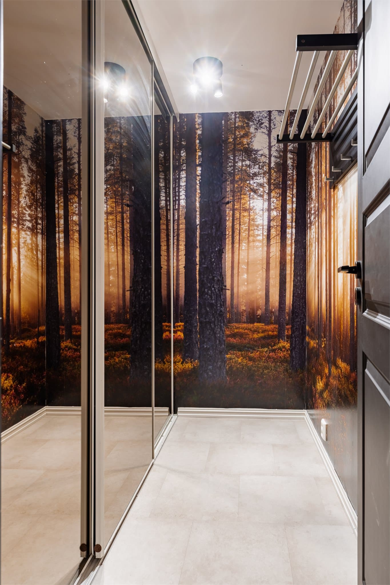 I tilknytning til entreen er det en praktisk garderobe med god lagringsplass.