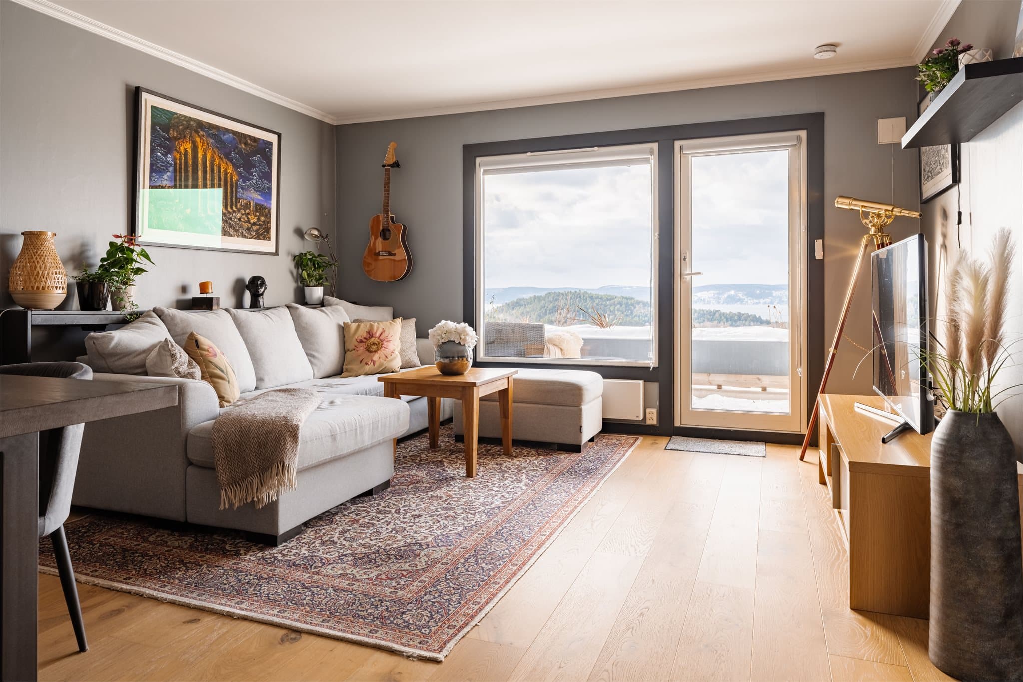 Store vindusflater fra NorDan, satt inn i 2020, slipper inn rikelig med dagslys.