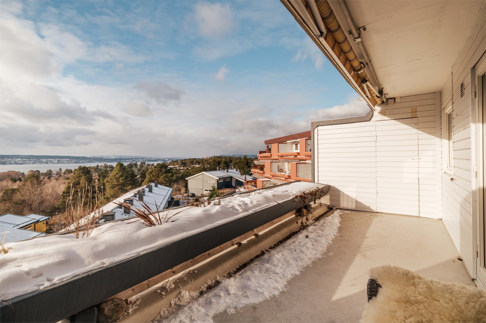 Usjenert vestvendt balkong på 12 m² som ligger høyt og fritt og er en flott forlengelse av leiligheten.