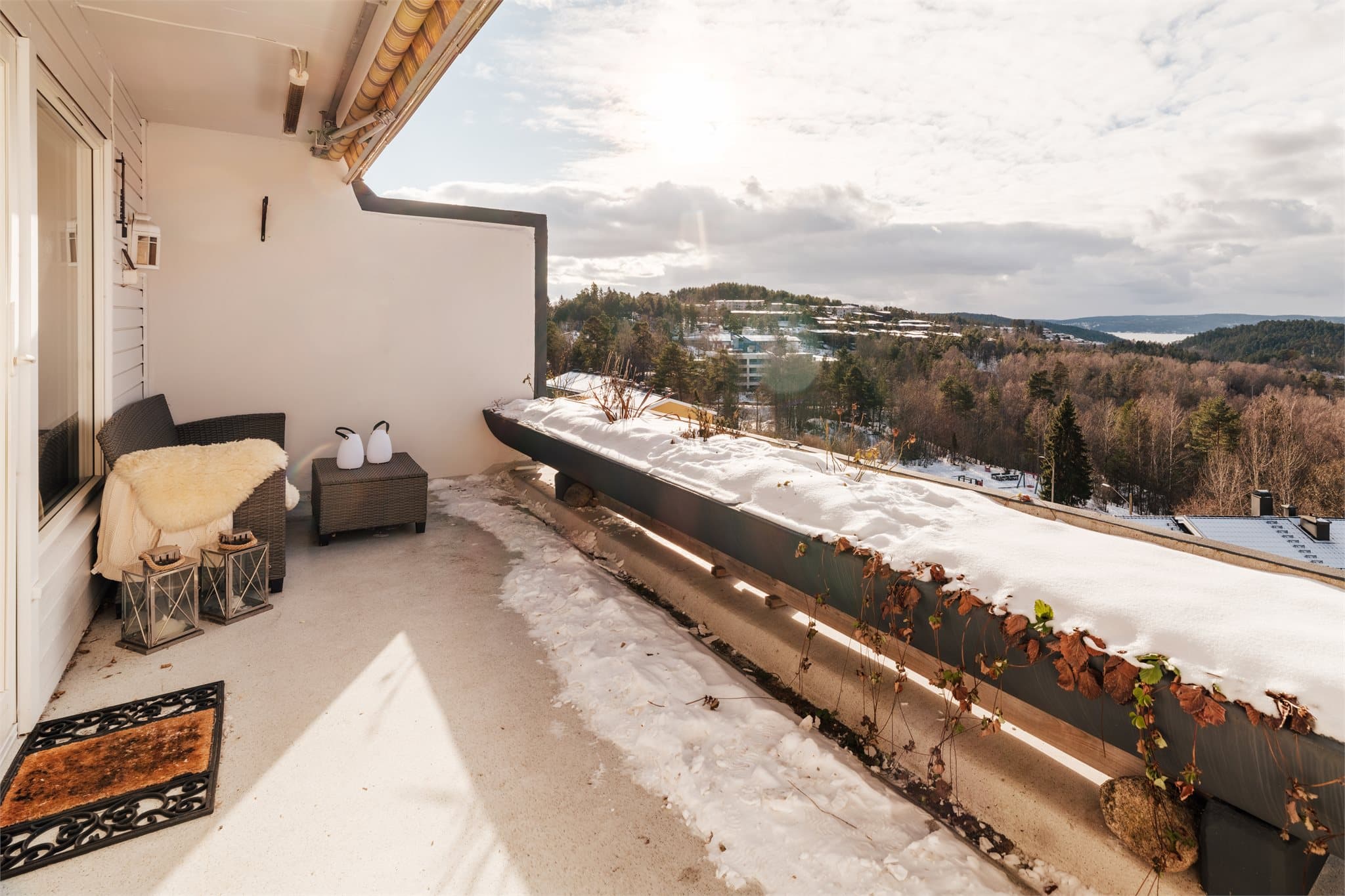 Balkongen er utstyrt med terrassevarmer i taket.