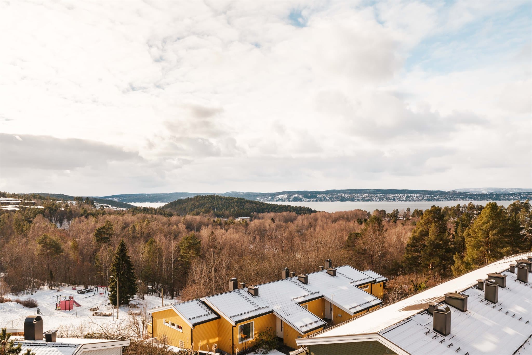 Balkongen skilter med herlig fjordutsikt og gode solforhold.