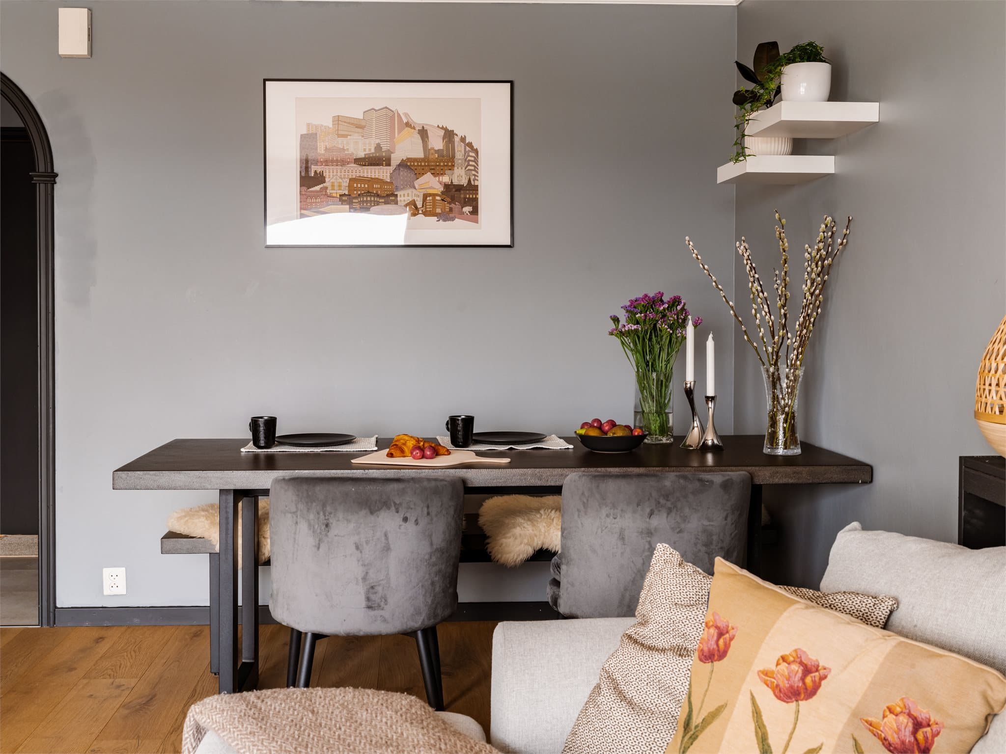 Stuen har en naturlig sone for en hyggelig spiseplass.