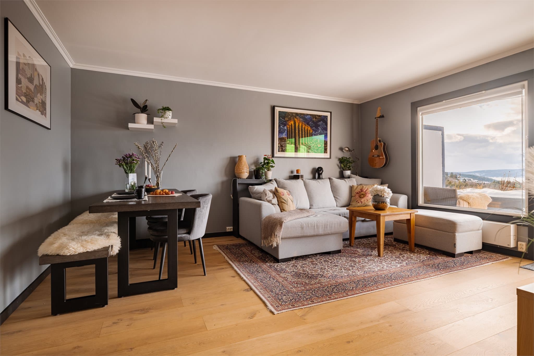 Med en takhøyde på 2,39 meter og store vindusflater er rommet luftig og åpent.