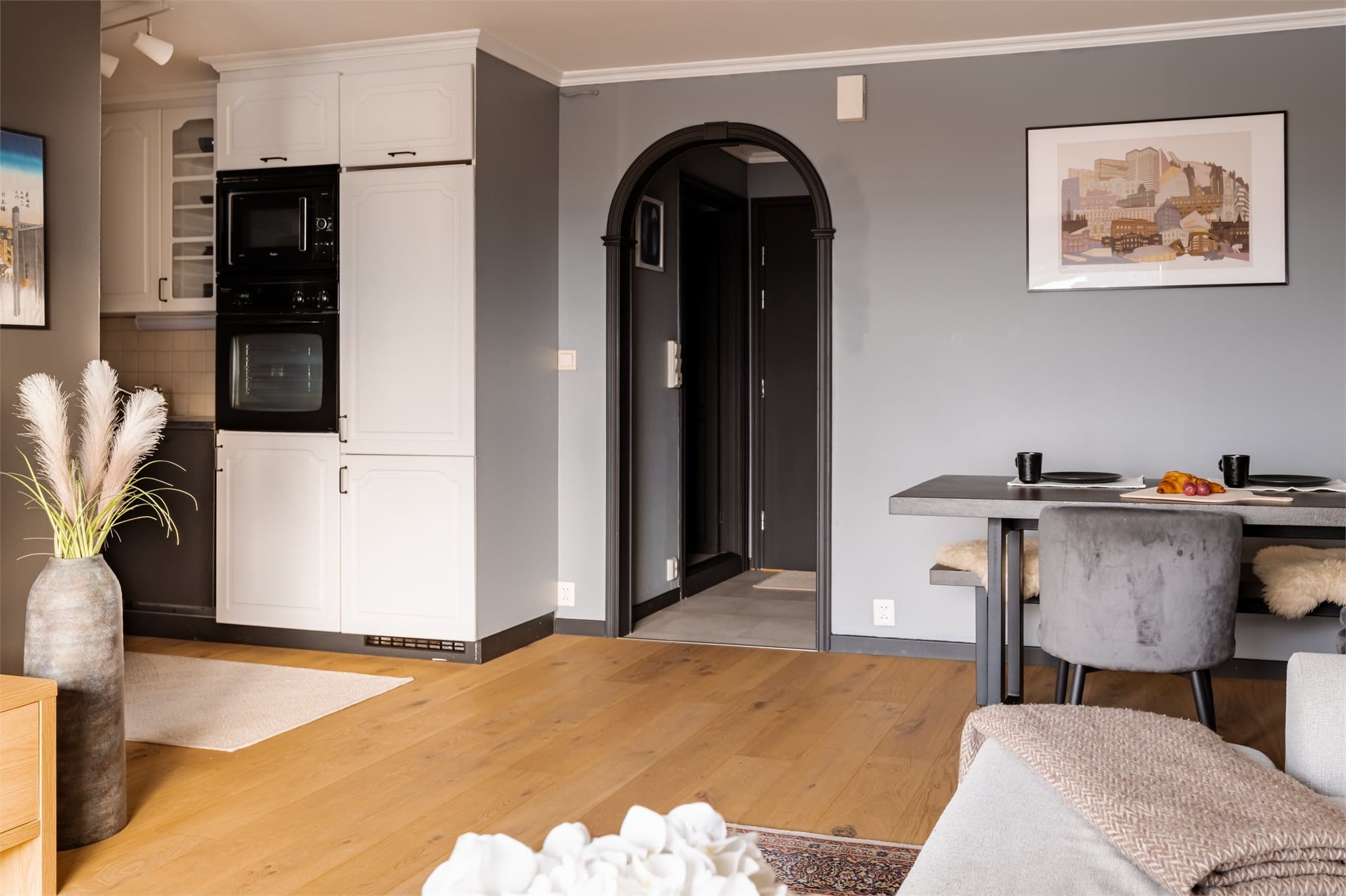 Fra stuen er det en praktisk og åpen forbindelse til kjøkkenet.