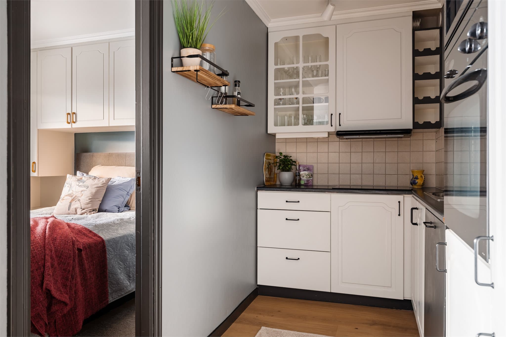 Kjøkkenet har slitesterkt laminatgulv og god arbeidsplass på en laminatbenkeplate.