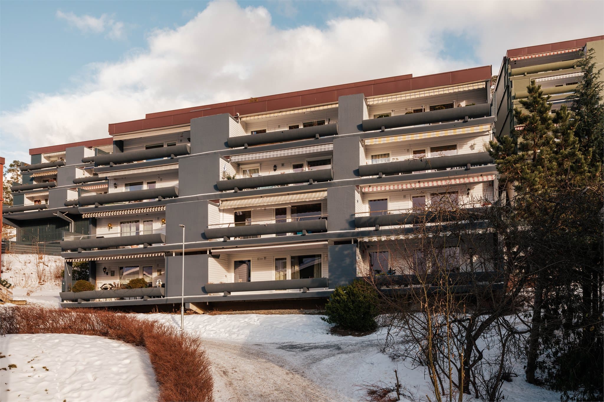 Leiligheten ligger i et rolig og godt etablert nabolag.