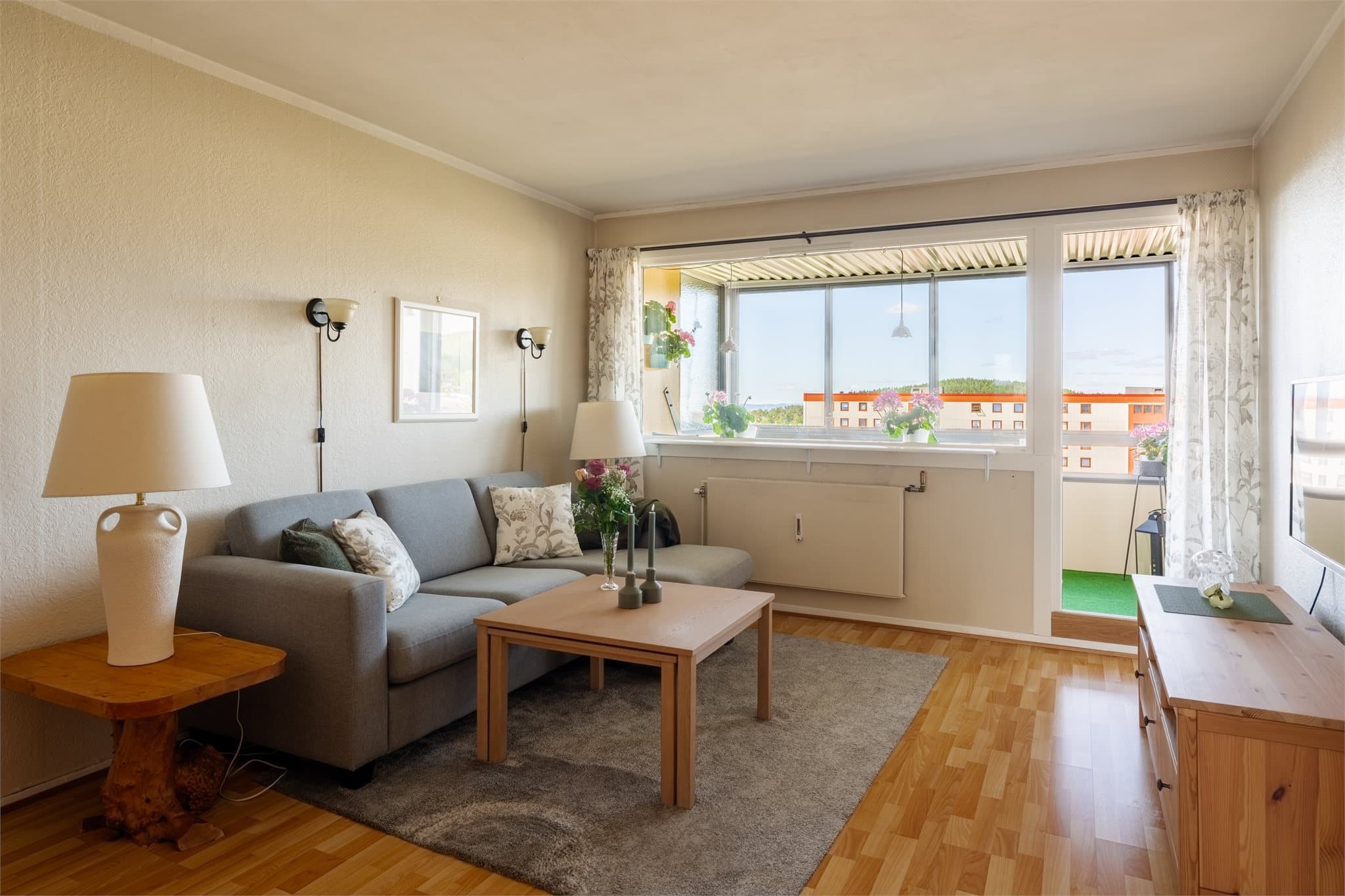Leiligheten varmes opp via radiatorer tilknyttet fjernvarme.
