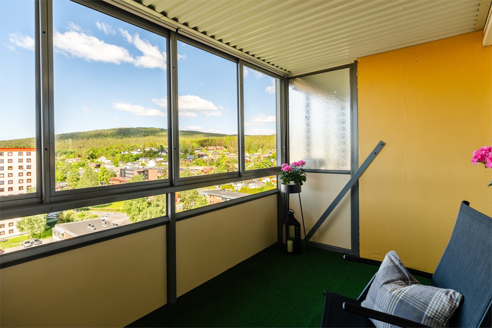 En romslig, innglasset balkong gir et lunt og skjermet uteområde med gode bruksmuligheter gjennom sesongen.