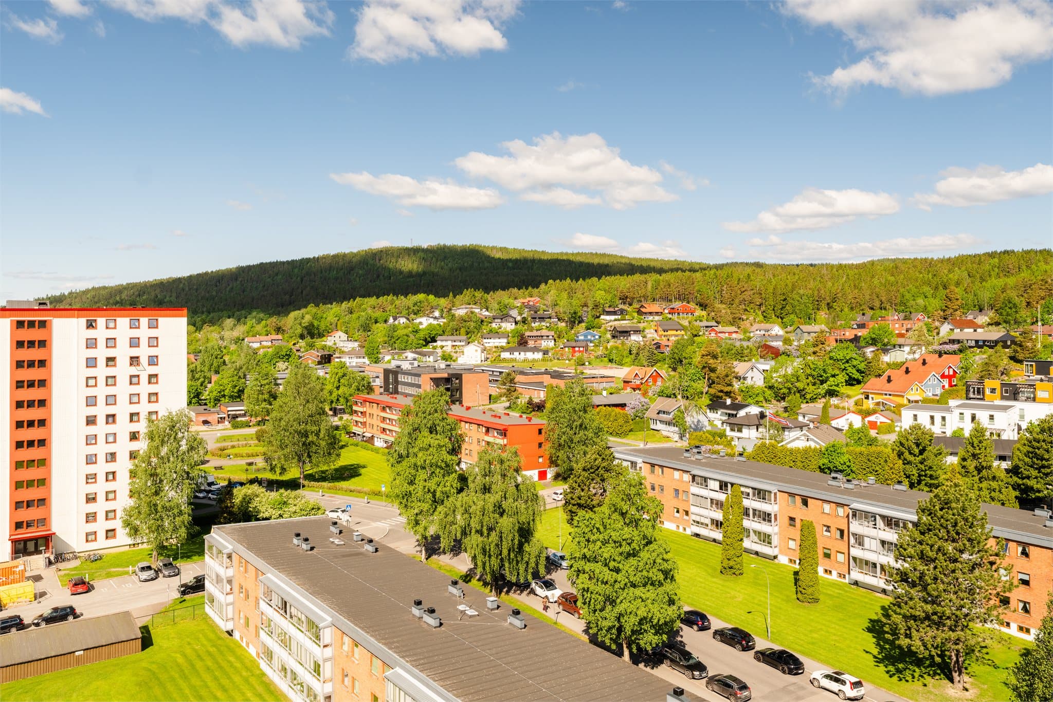 Fra leiligheten kan man nyte et åpent utsyn over grønne omgivelser med marka som et naturlig bakteppe.