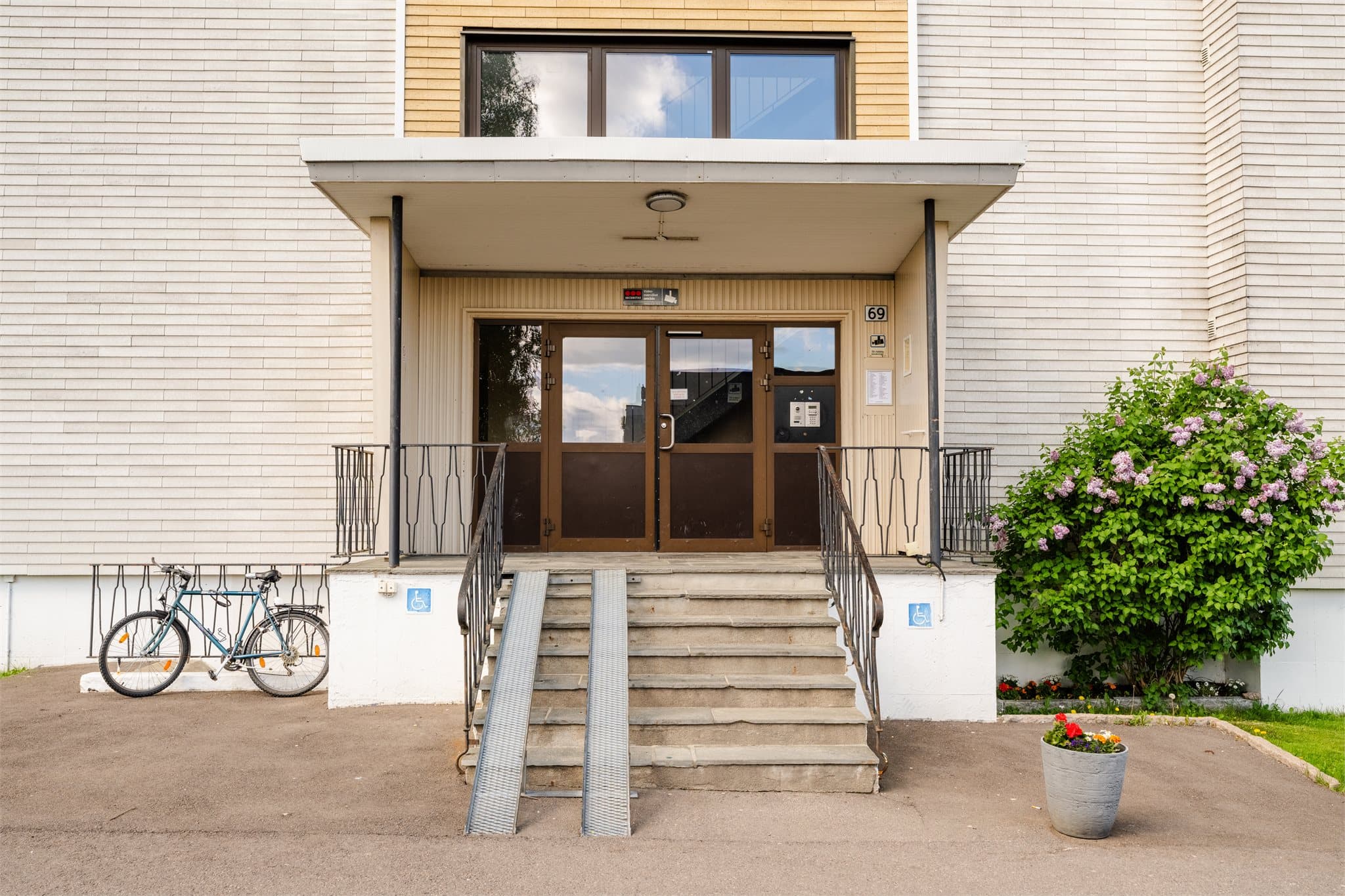 Leiligheten ligger i Bakkely borettslag som består av 322 andelsleiligheter.