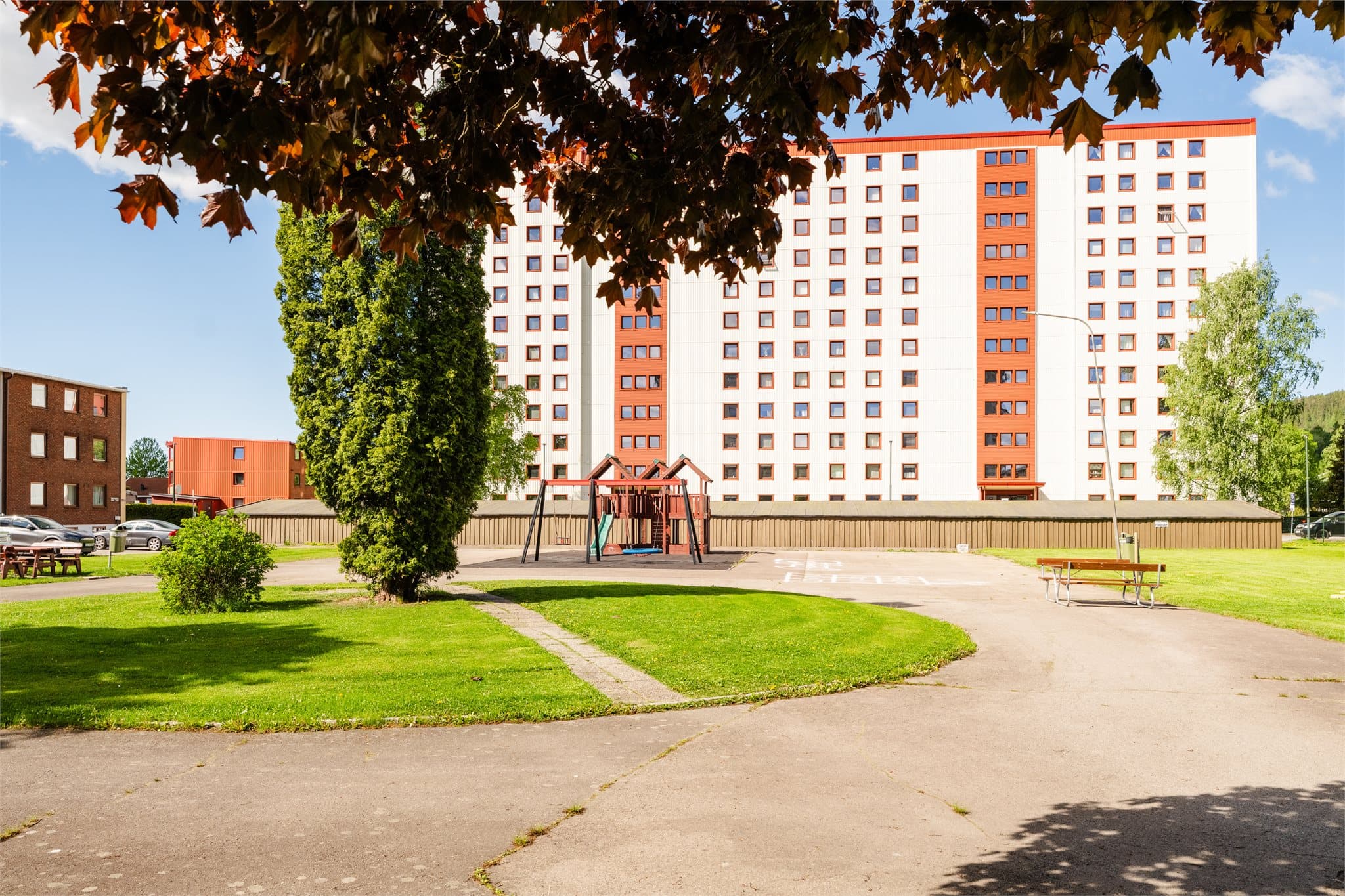 Pene fellesområder med lekeplass for de minste.