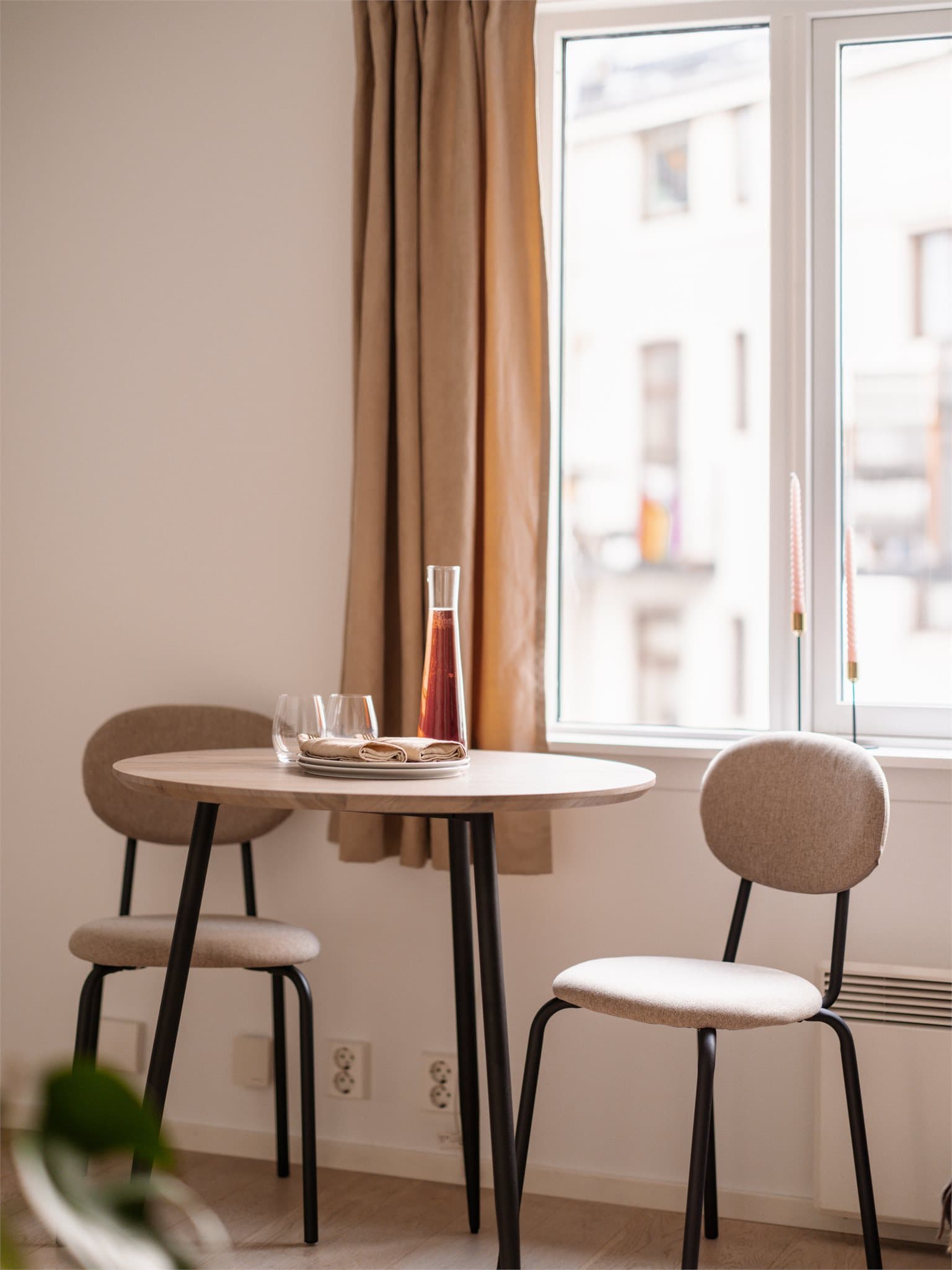 Ved vinduet er det en naturlig plassering for et lite spisebord.