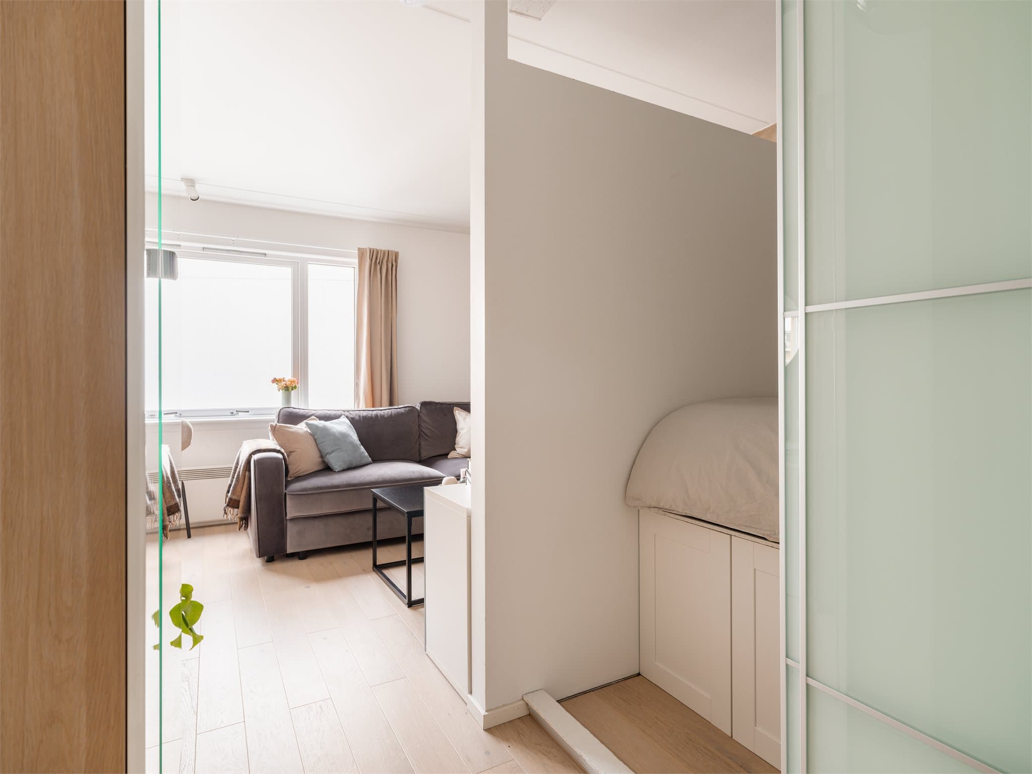 En smart plassert alkove fungerer som en adskilt sovesone.