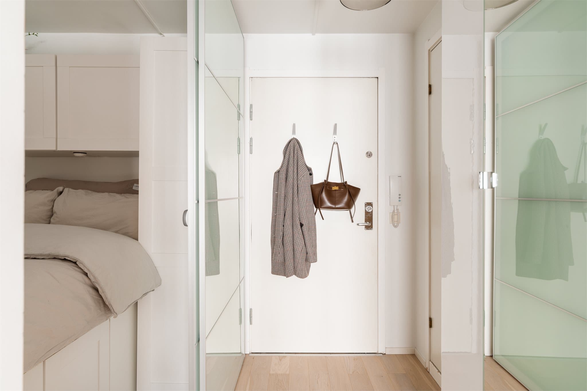 Fra sovealkoven ser man ut mot entréen og badet.