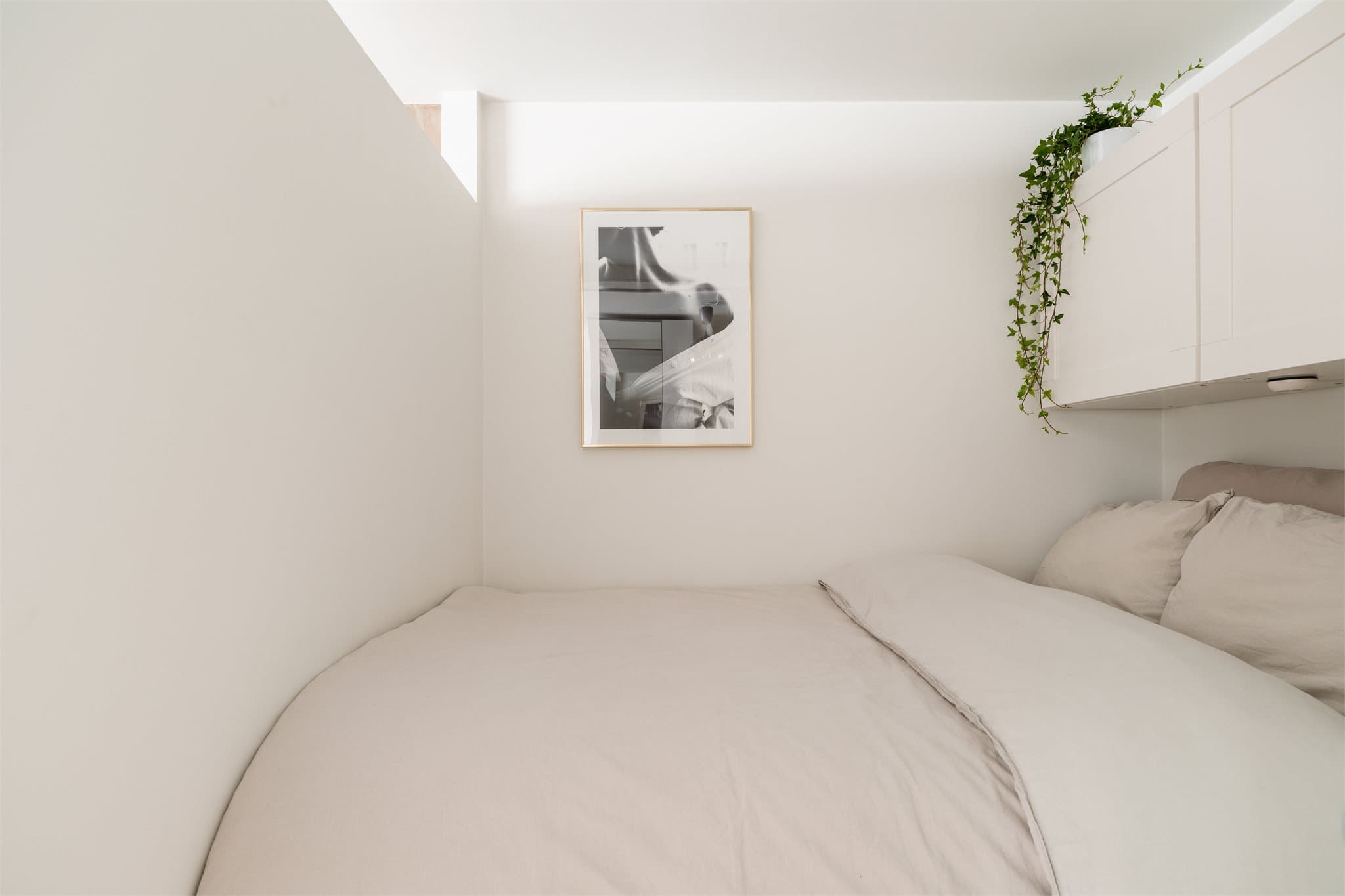 Alkoven er praktisk utformet med plass til seng og integrert oppbevaring.