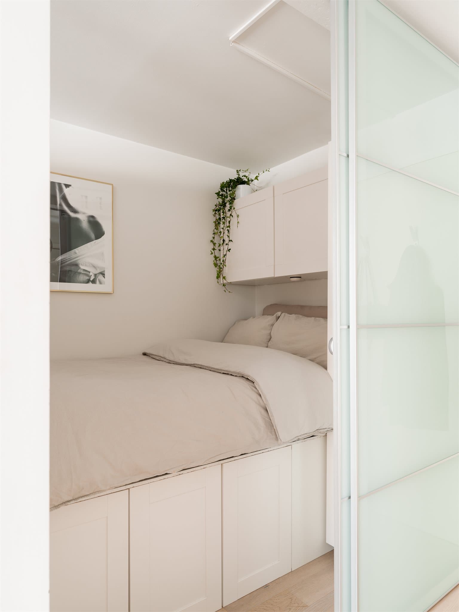 Overflatene i alkoven er holdt i samme stil som resten av leiligheten.