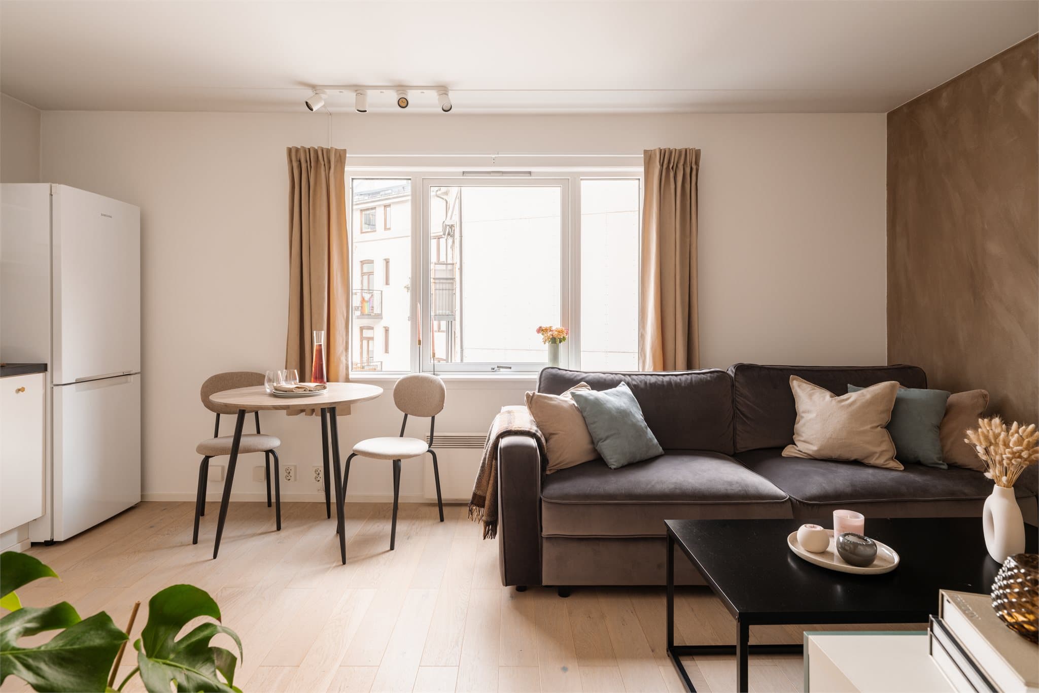 Stuen har plass til en sofagruppe og varmes opp av en panelovn.