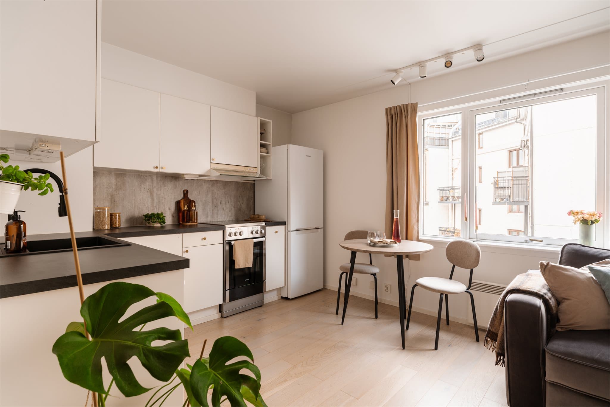 Kjøkkenet er praktisk, har gode arbeidsflater og skap med glatte, folierte fronter.