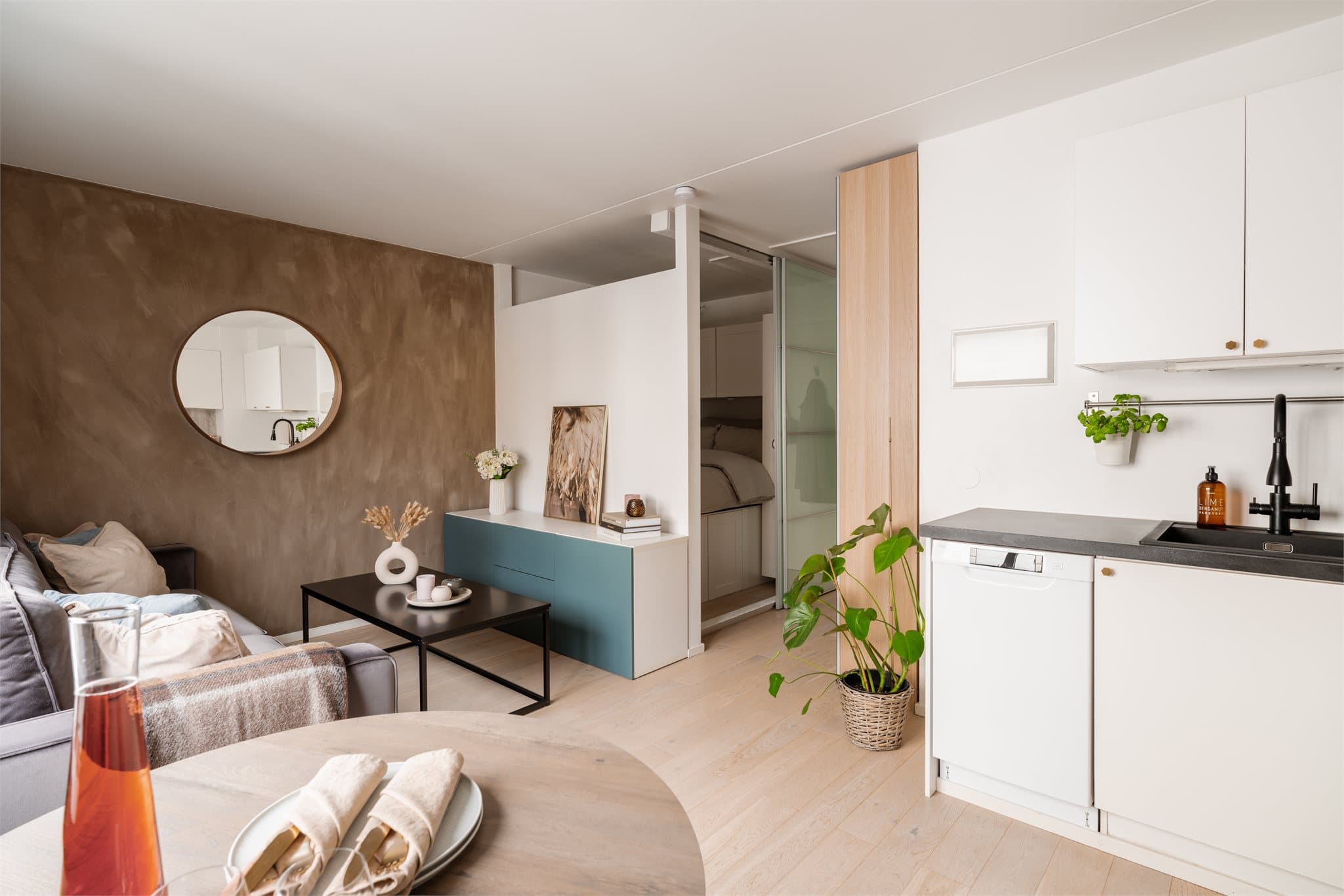 Leiligheten har en takhøyde på ca. 2,39 meter og gjennomgående parkett på gulv.